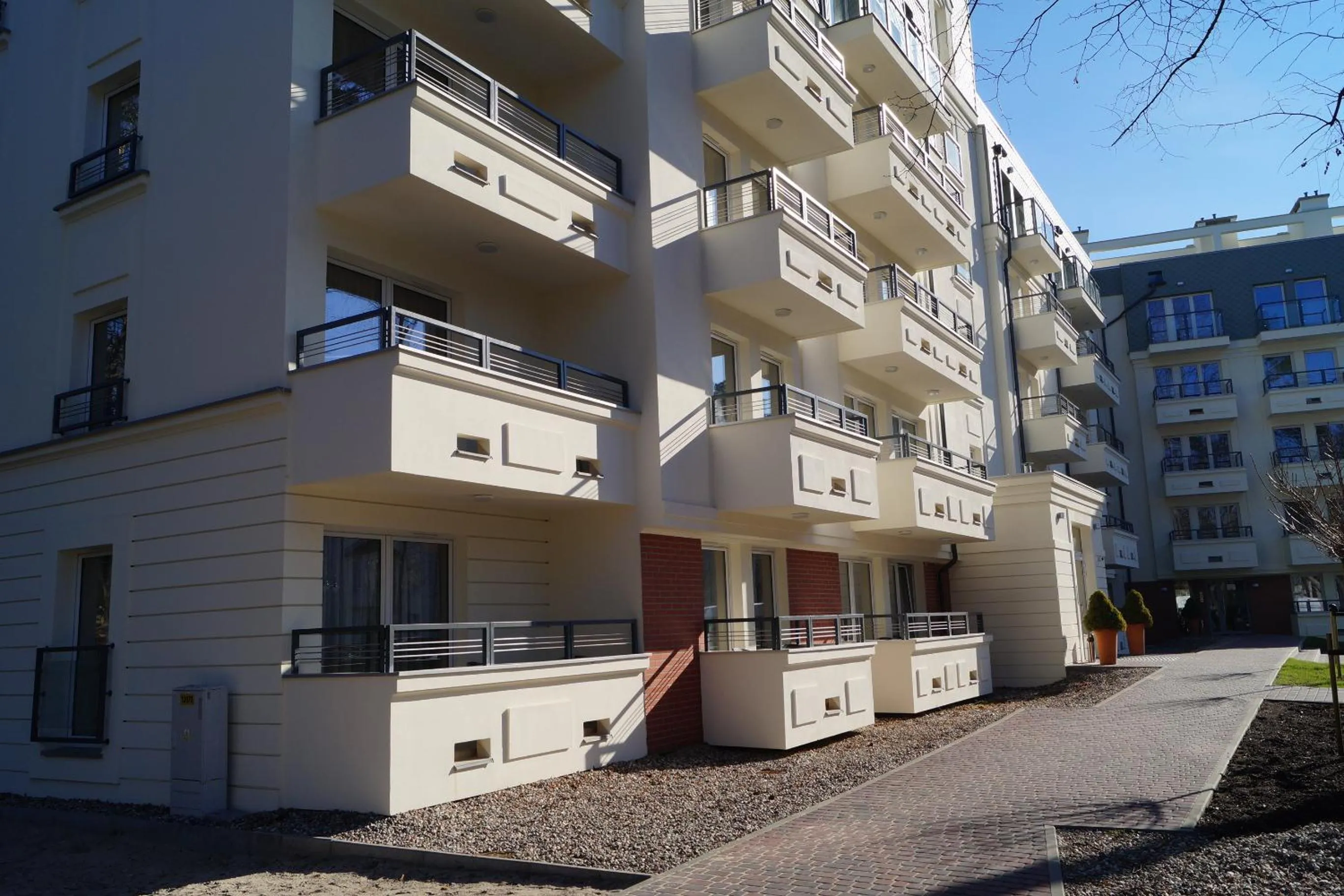 Property building in Osiedle Cesarskie Apartamenty - Parking - Apartamenty Bryza