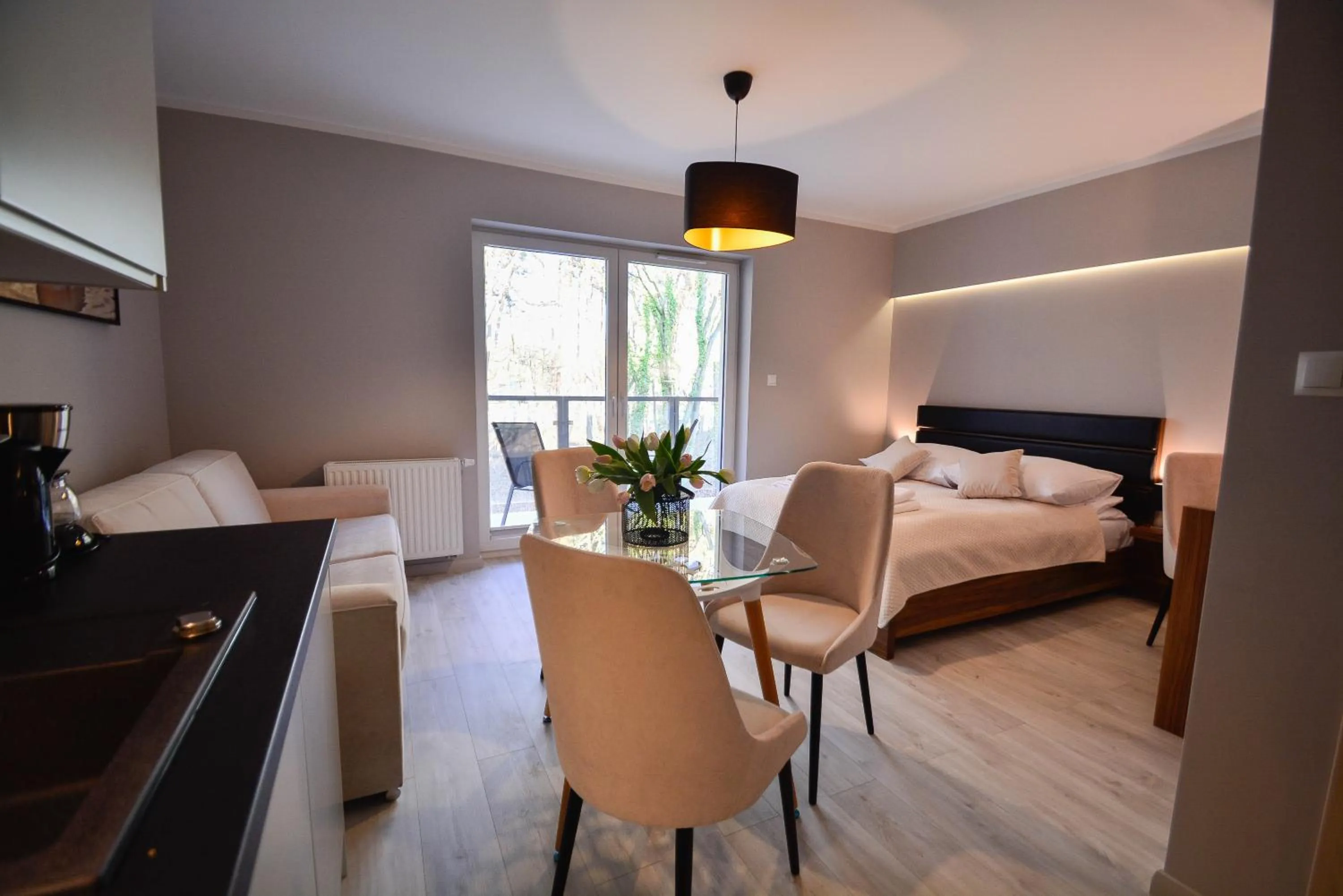 Balcony/Terrace, Bed in Osiedle Cesarskie Apartamenty - Parking - Apartamenty Bryza