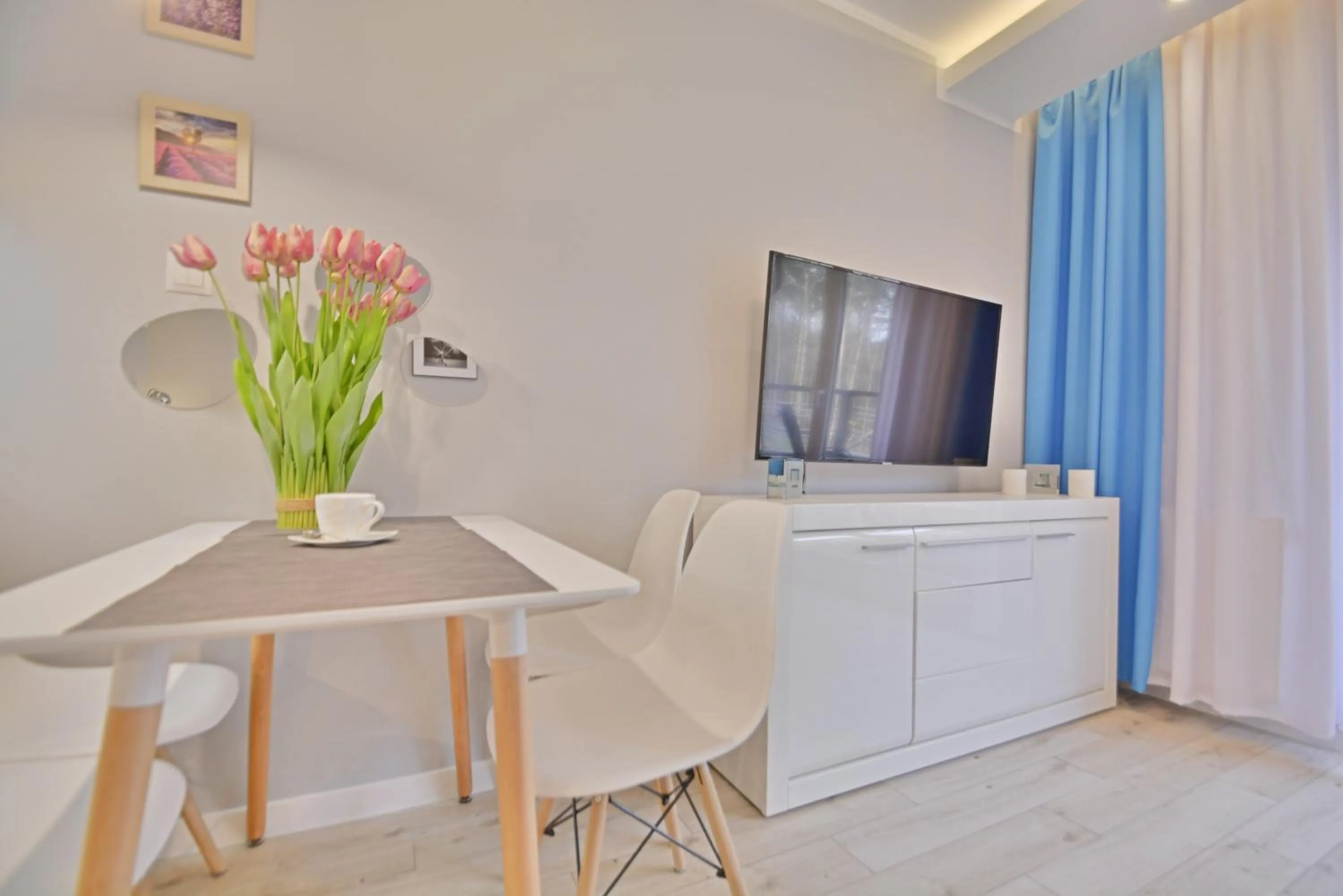 Dining area in Osiedle Cesarskie Apartamenty - Parking - Apartamenty Bryza