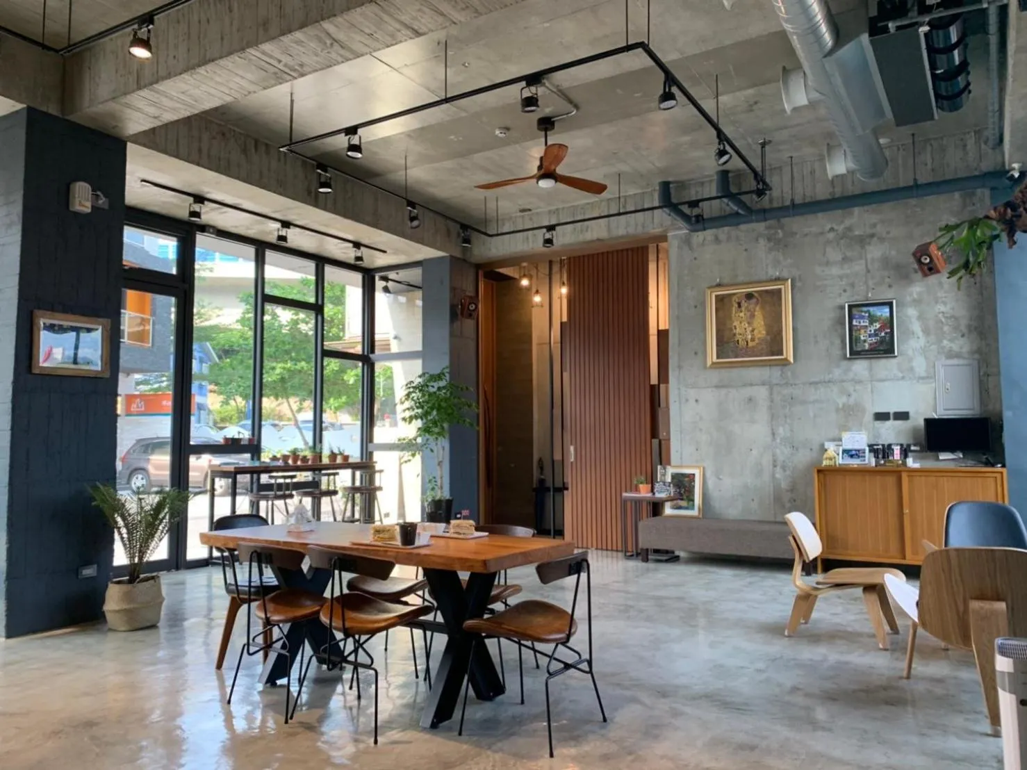 Restaurant/places to eat in Come Sit Hostel