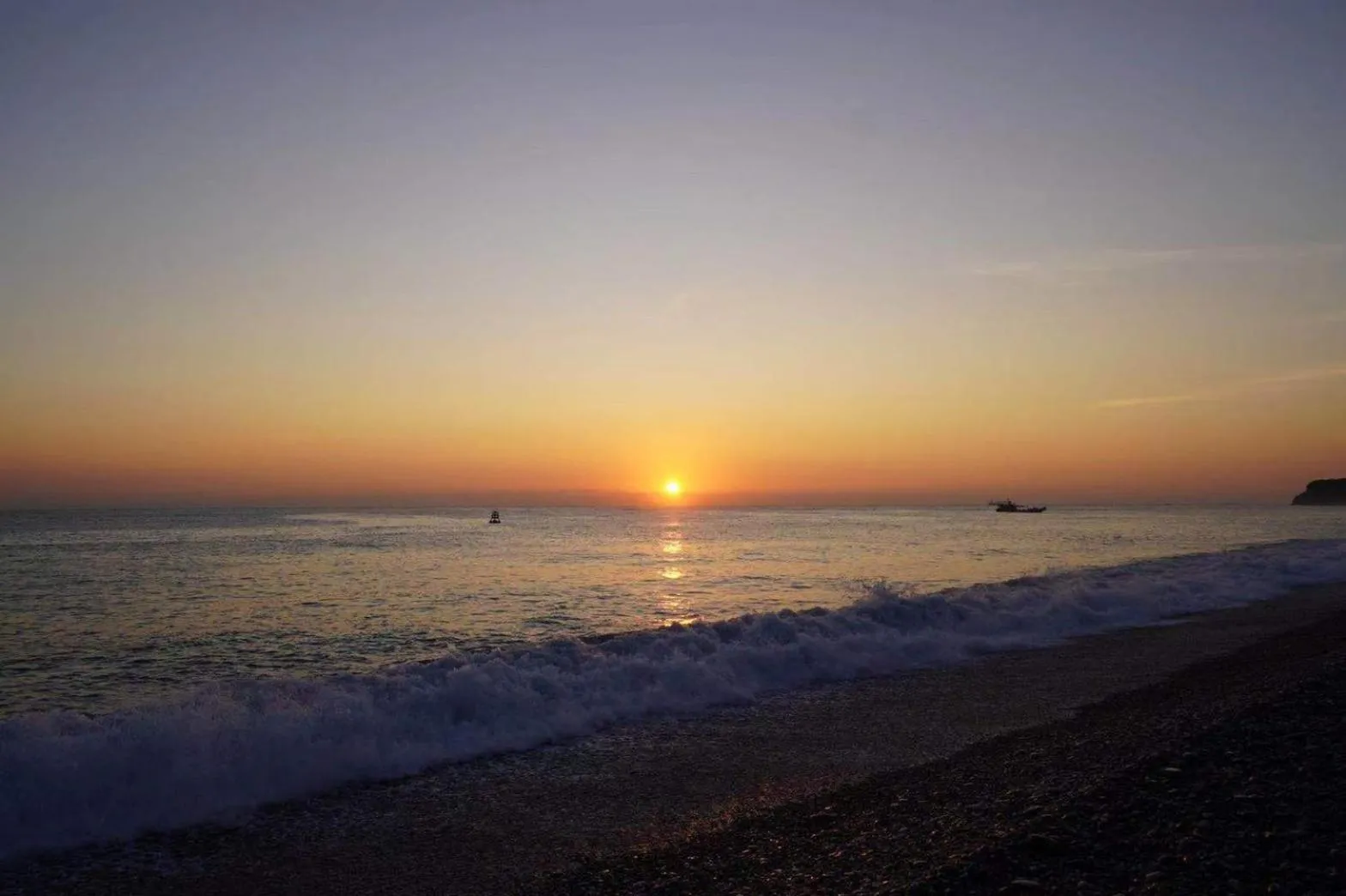 Sunrise in Come Sit Hostel