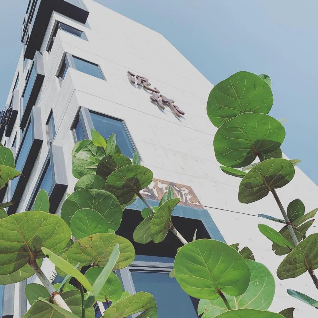 Facade/entrance in Come Sit Hostel