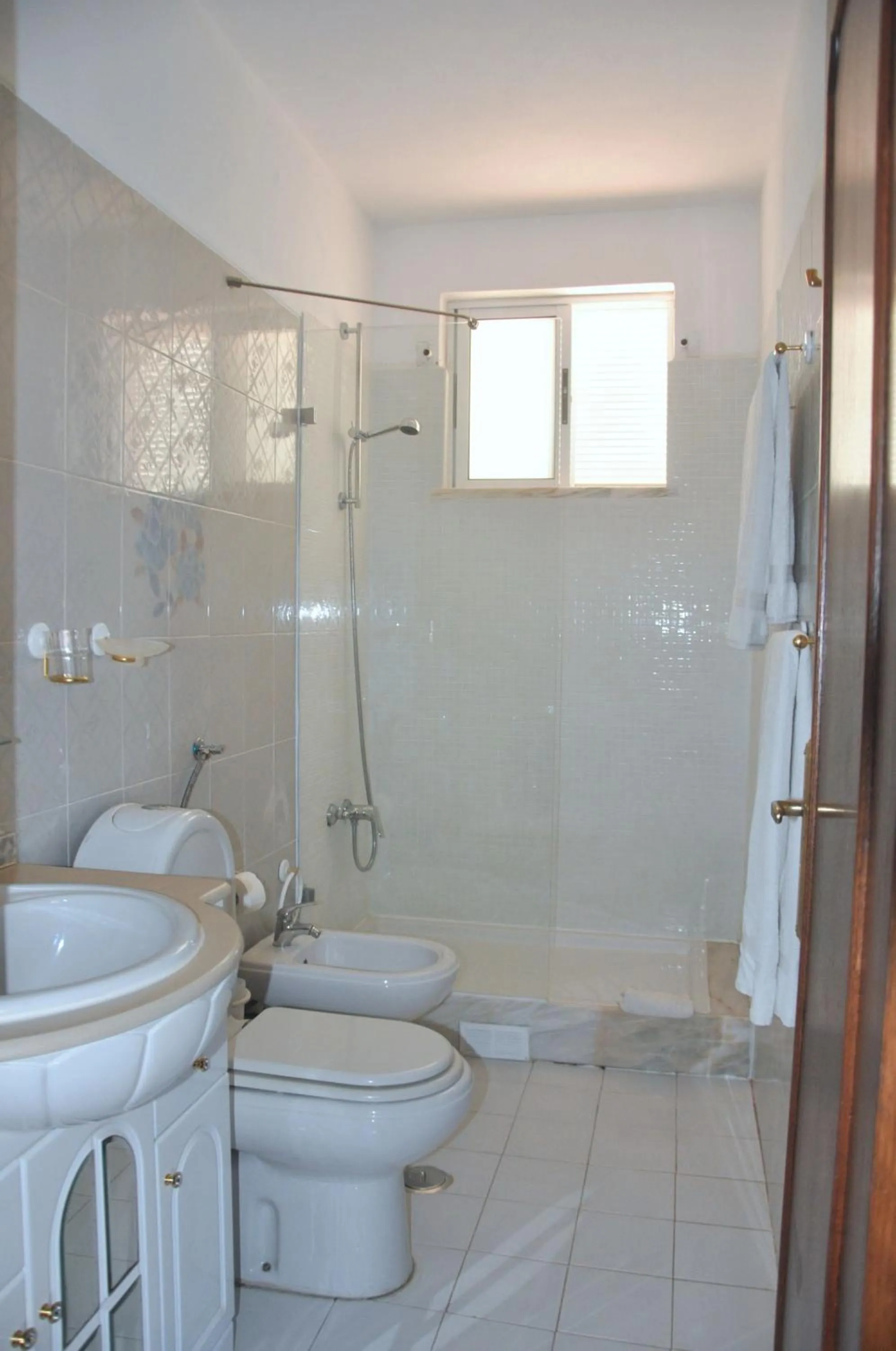Bathroom in Stylish well-equipped, private pool, close to amenities, free AC Wifi