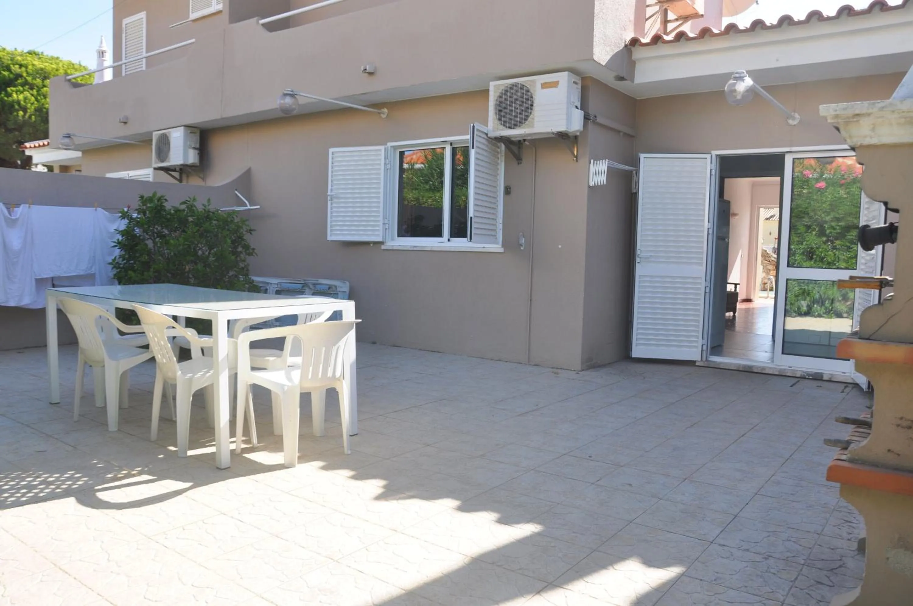 Patio in Stylish well-equipped, private pool, close to amenities, free AC Wifi
