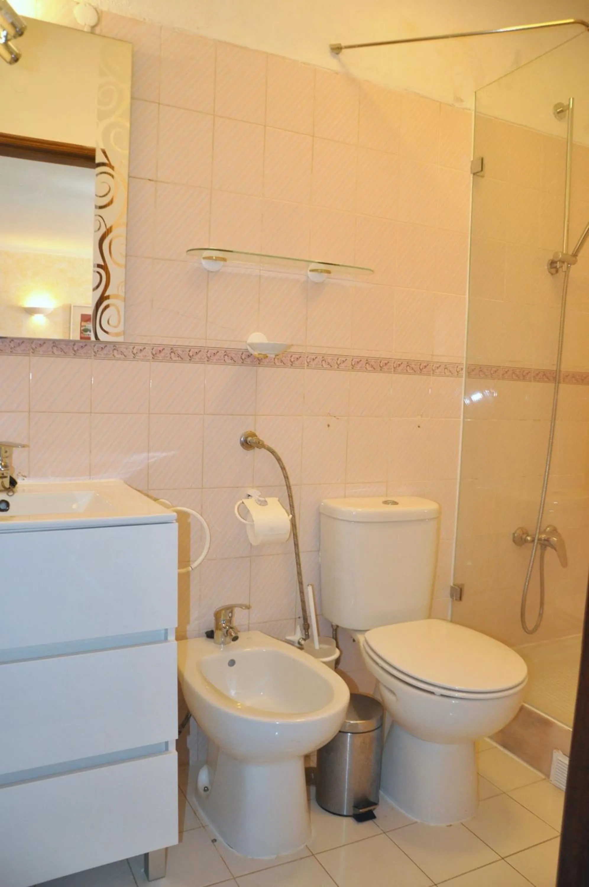Bathroom in Stylish well-equipped, private pool, close to amenities, free AC Wifi