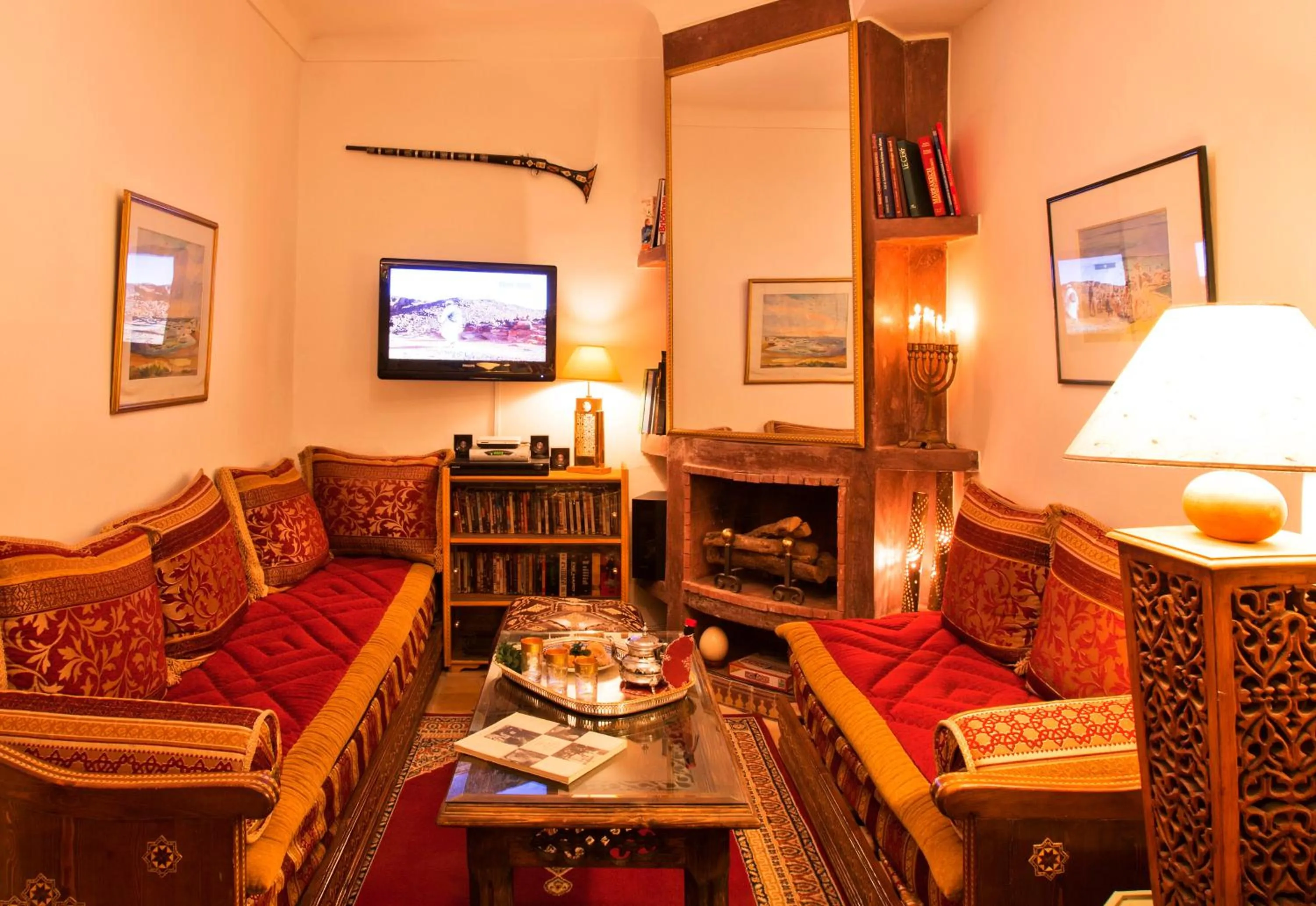 Communal lounge/ TV room in Riad Cherihane