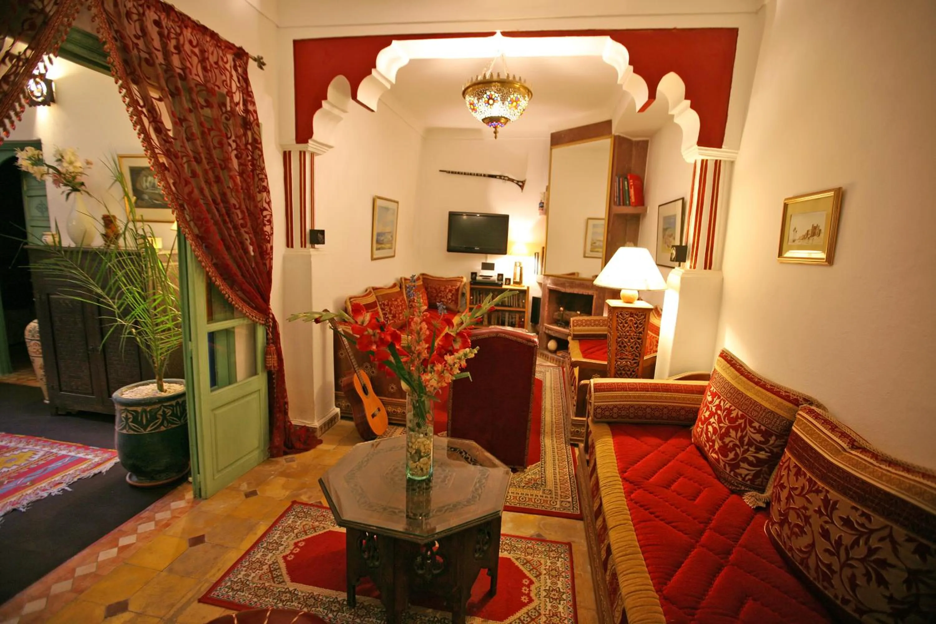 Communal lounge/ TV room in Riad Cherihane