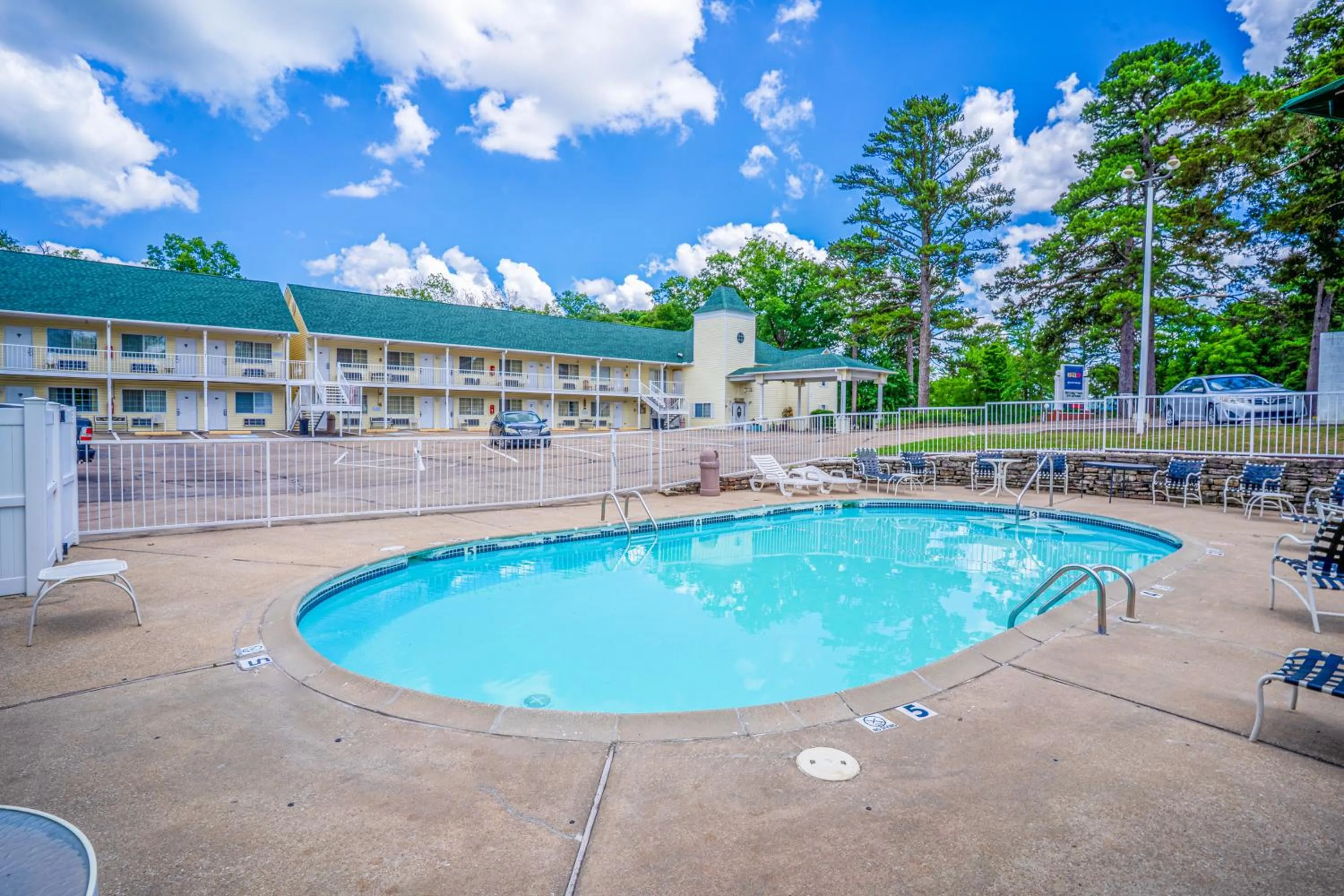 Swimming pool in Hotel O Eureka Springs - Christ of Ozark Area