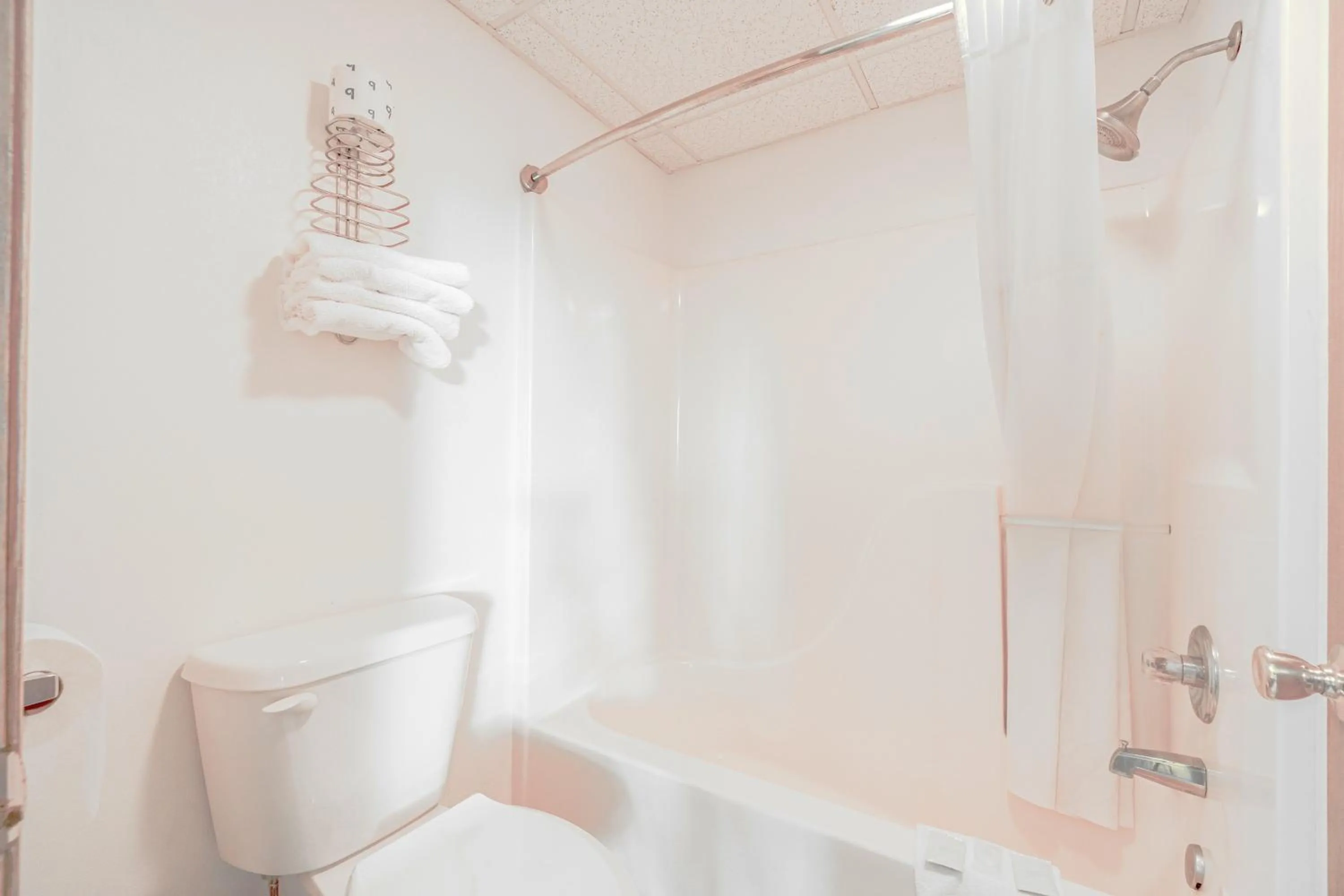 Bathroom in Hotel O Eureka Springs - Christ of Ozark Area