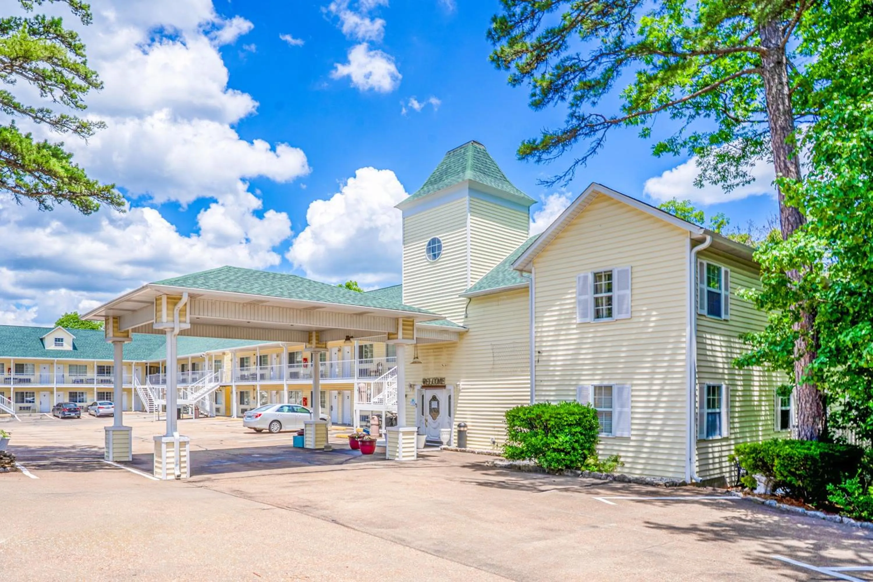 Parking in Hotel O Eureka Springs - Christ of Ozark Area