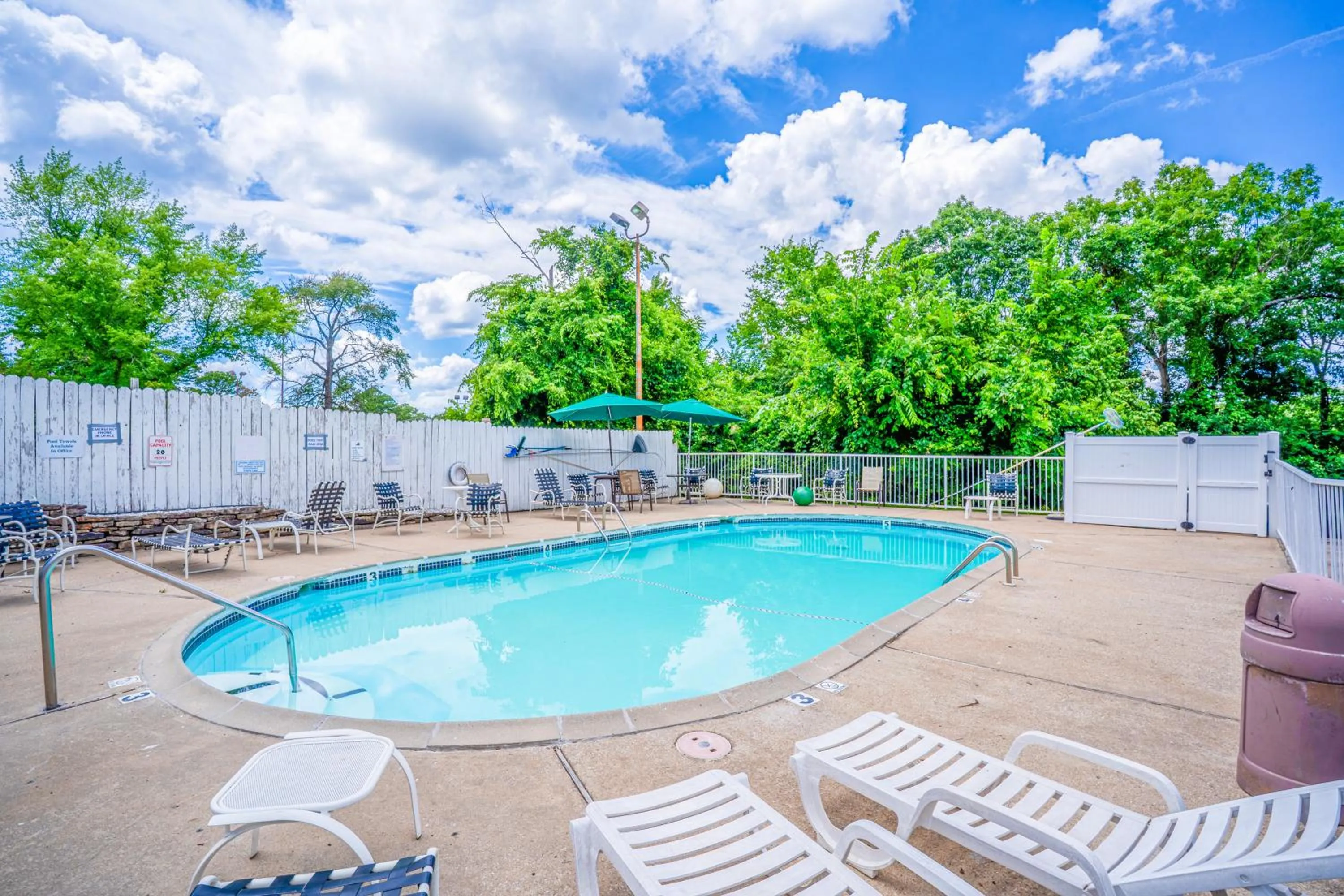 Swimming pool in Hotel O Eureka Springs - Christ of Ozark Area