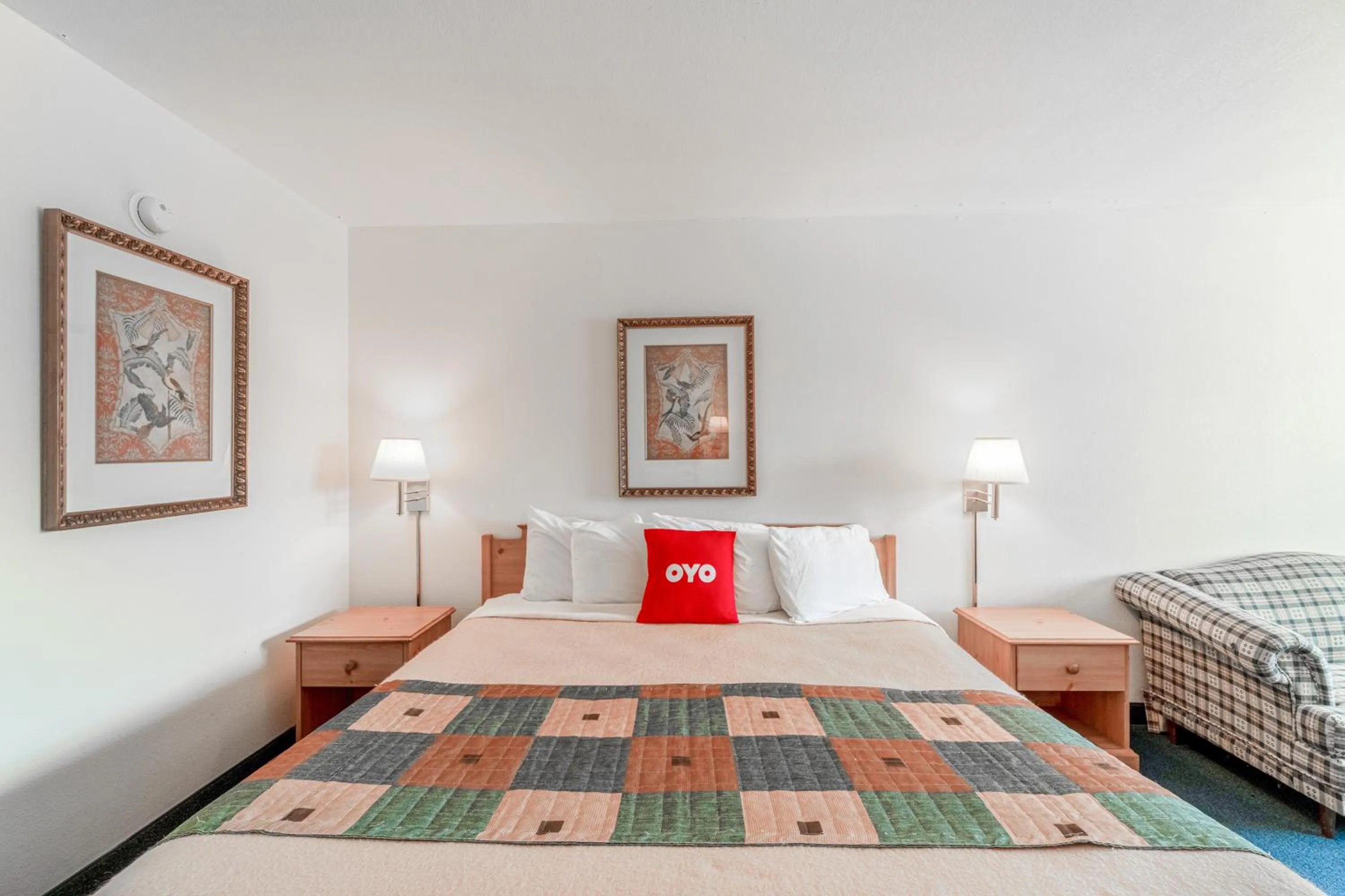 Bedroom, Bed in Hotel O Eureka Springs - Christ of Ozark Area