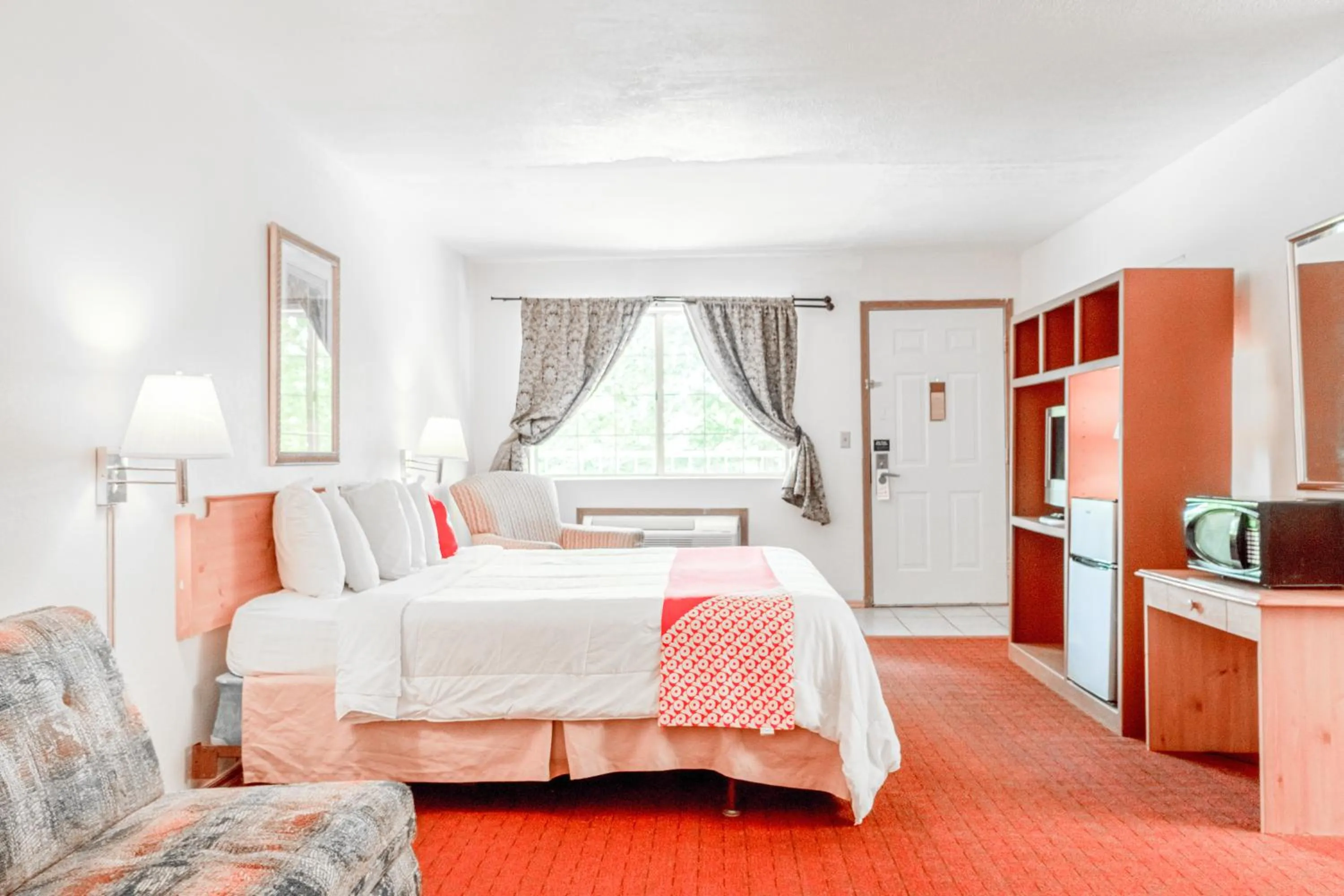 Bedroom, Bed in Hotel O Eureka Springs - Christ of Ozark Area