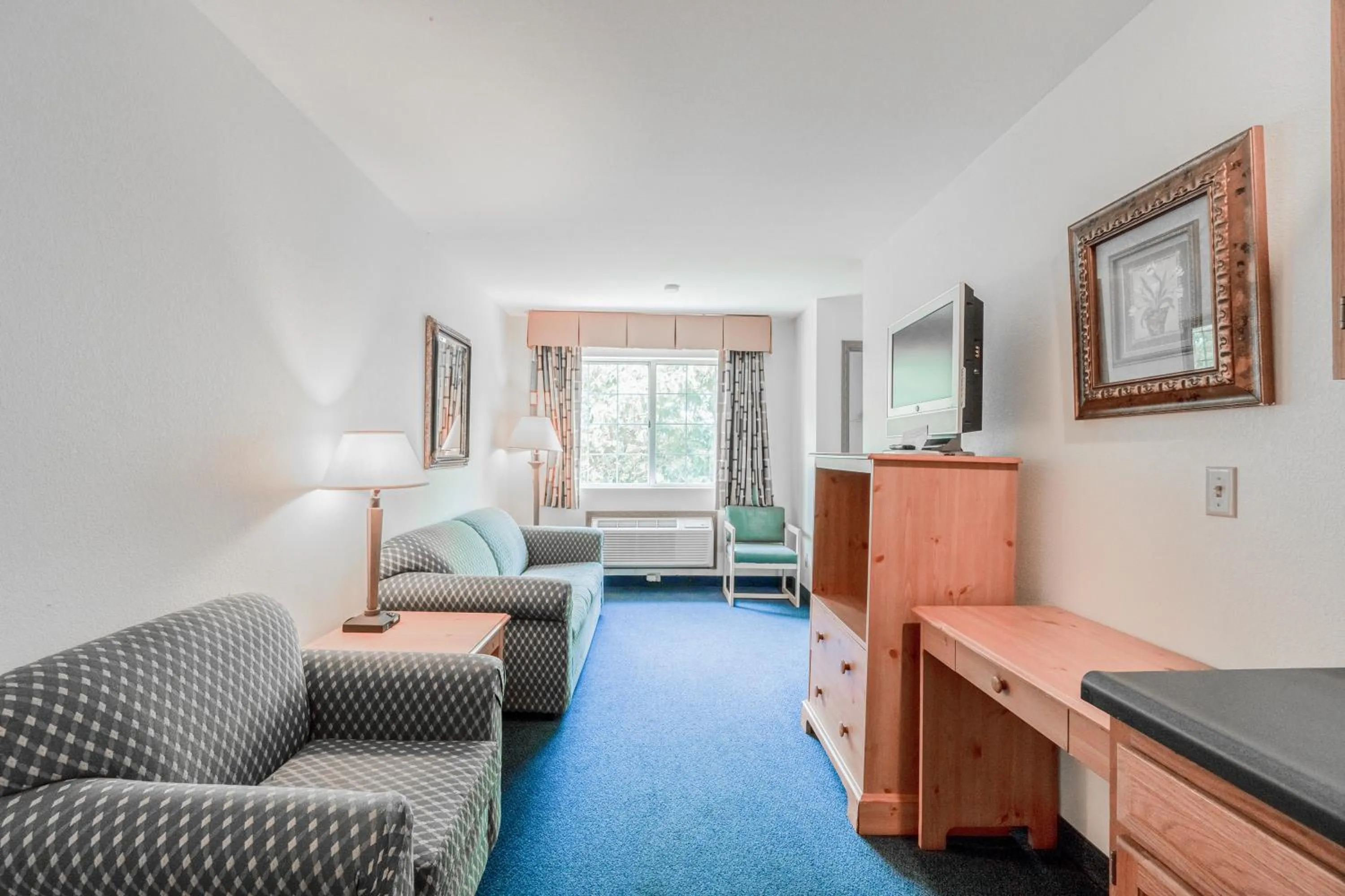 Seating area in Hotel O Eureka Springs - Christ of Ozark Area