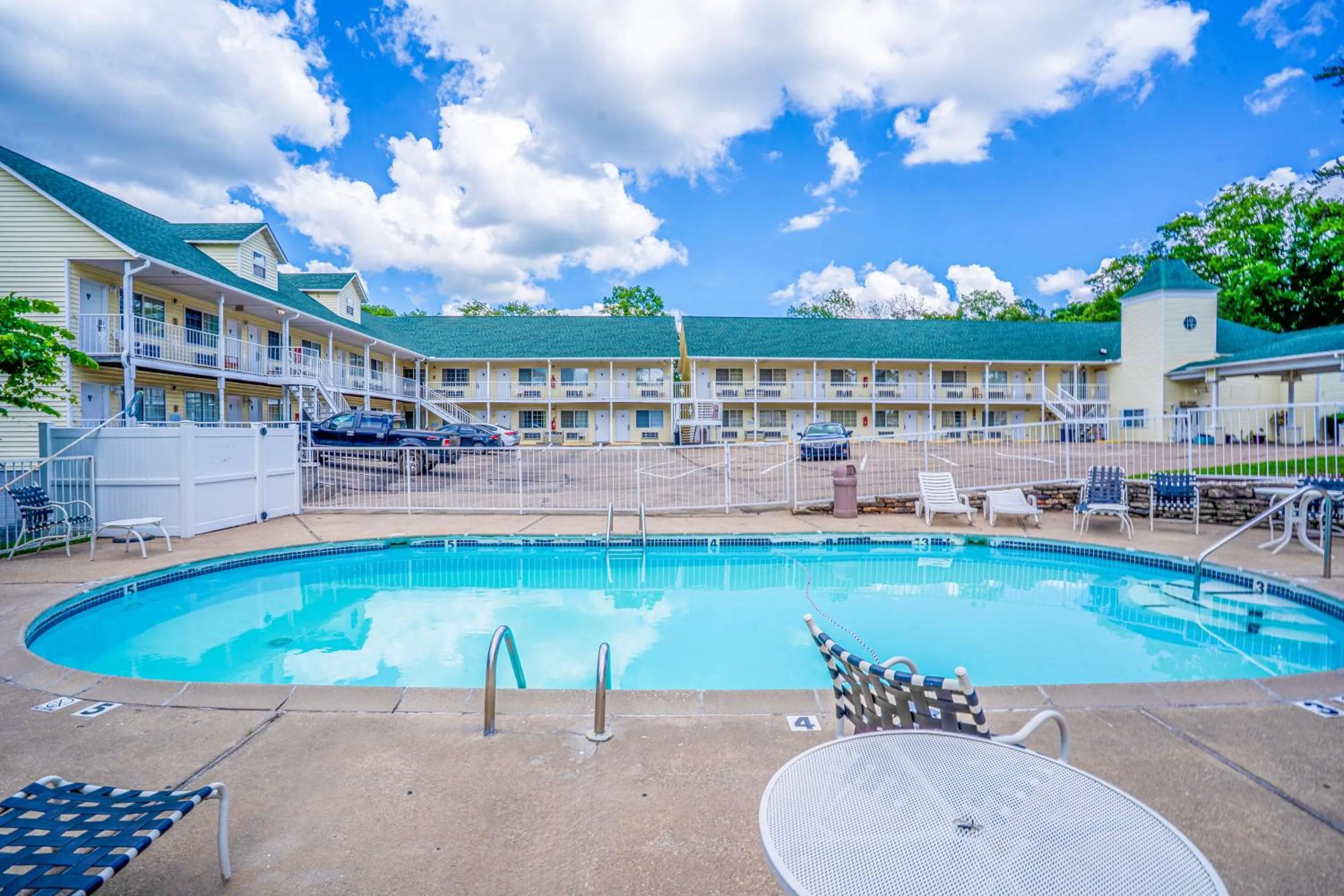 Swimming pool in Hotel O Eureka Springs - Christ of Ozark Area