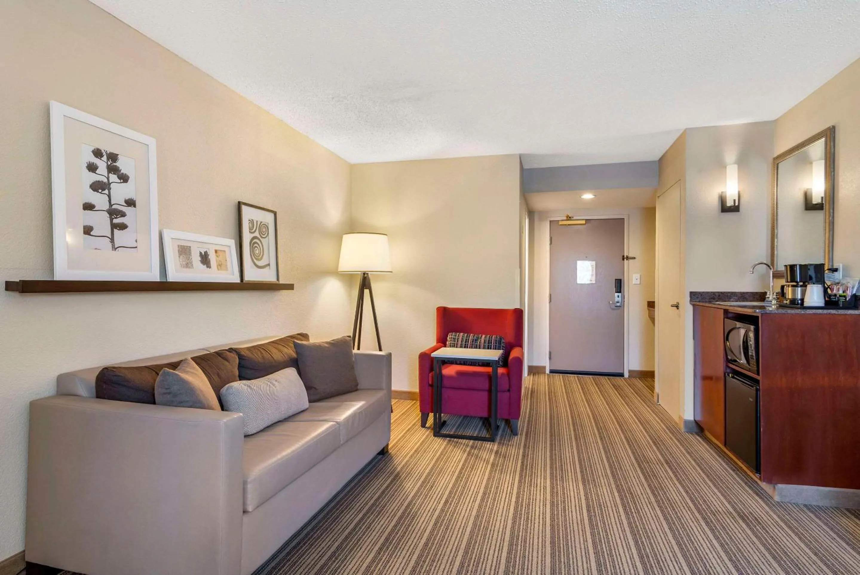 Bedroom in Country Inn & Suites by Radisson, Atlanta Galleria-Ballpark, GA