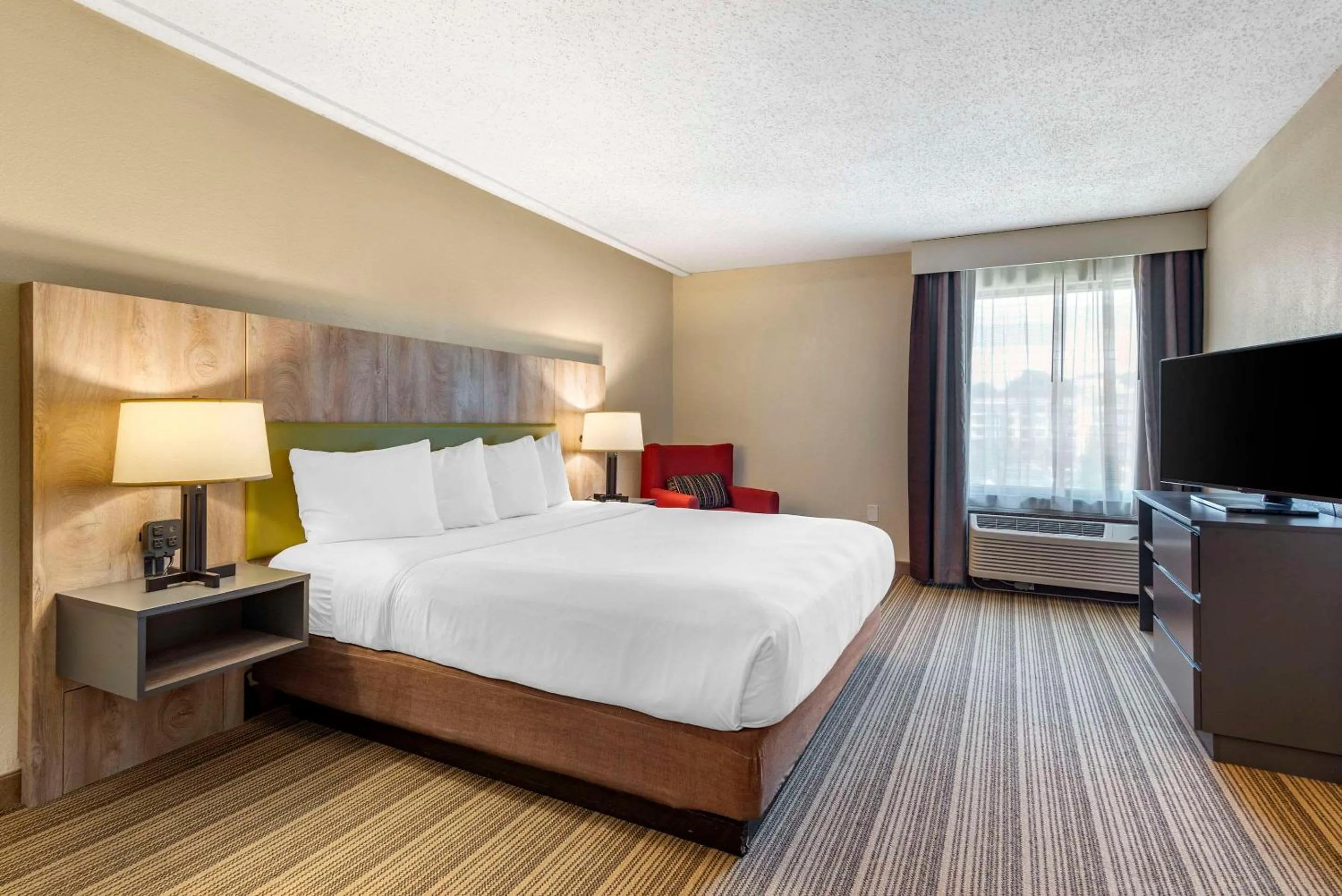 Bedroom, Bed in Country Inn & Suites by Radisson, Atlanta Galleria-Ballpark, GA