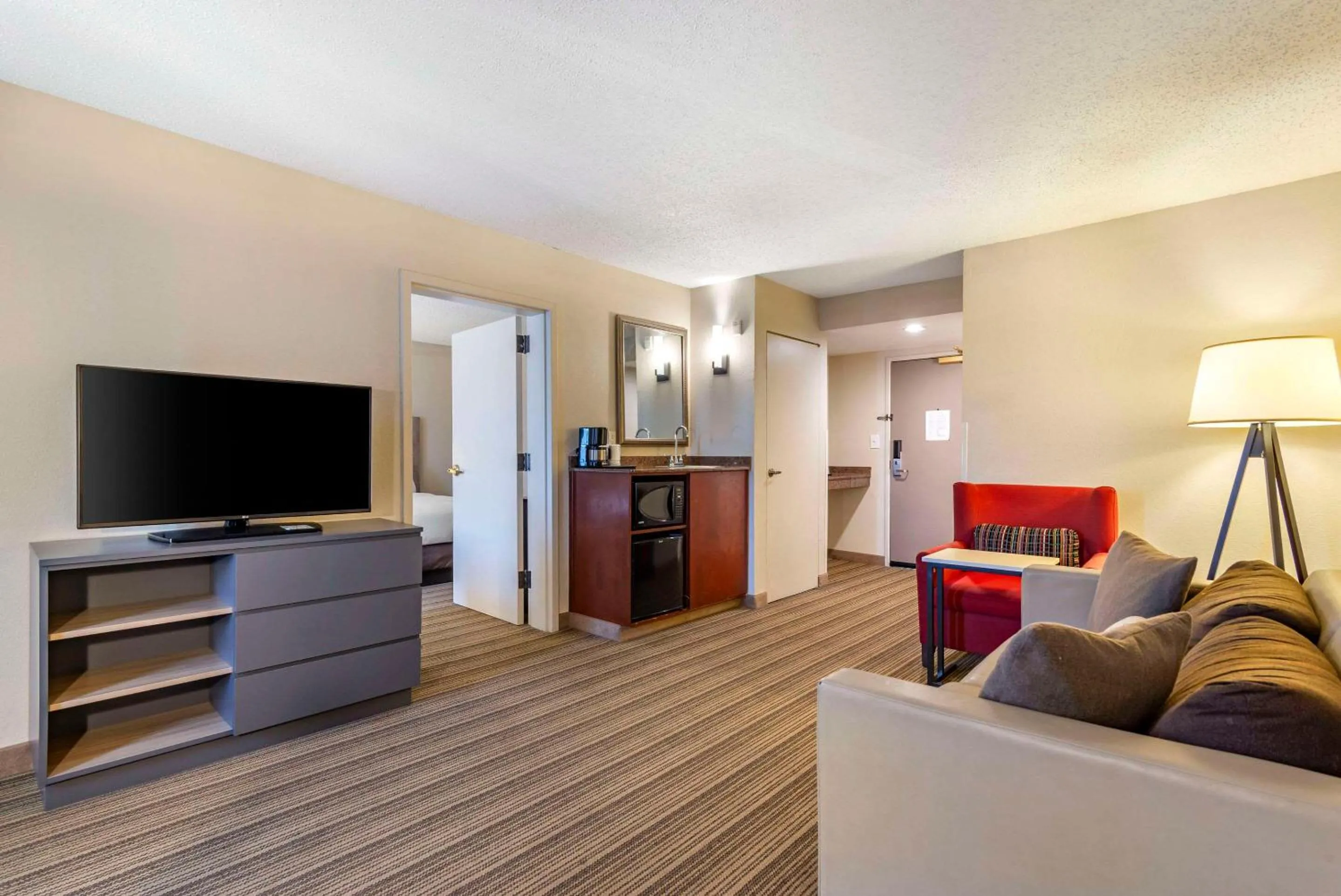 Bedroom in Country Inn & Suites by Radisson, Atlanta Galleria-Ballpark, GA