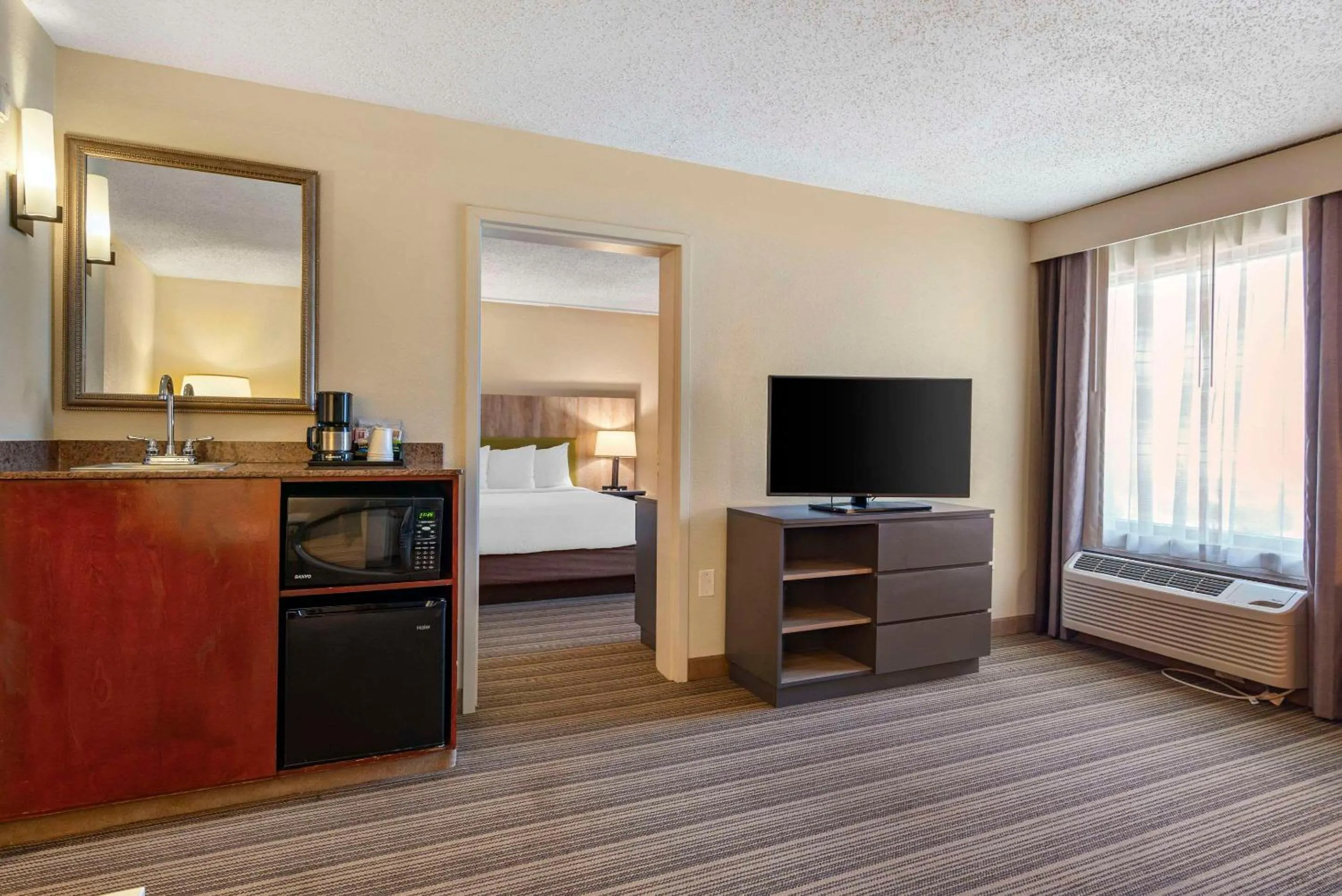 Bedroom in Country Inn & Suites by Radisson, Atlanta Galleria-Ballpark, GA