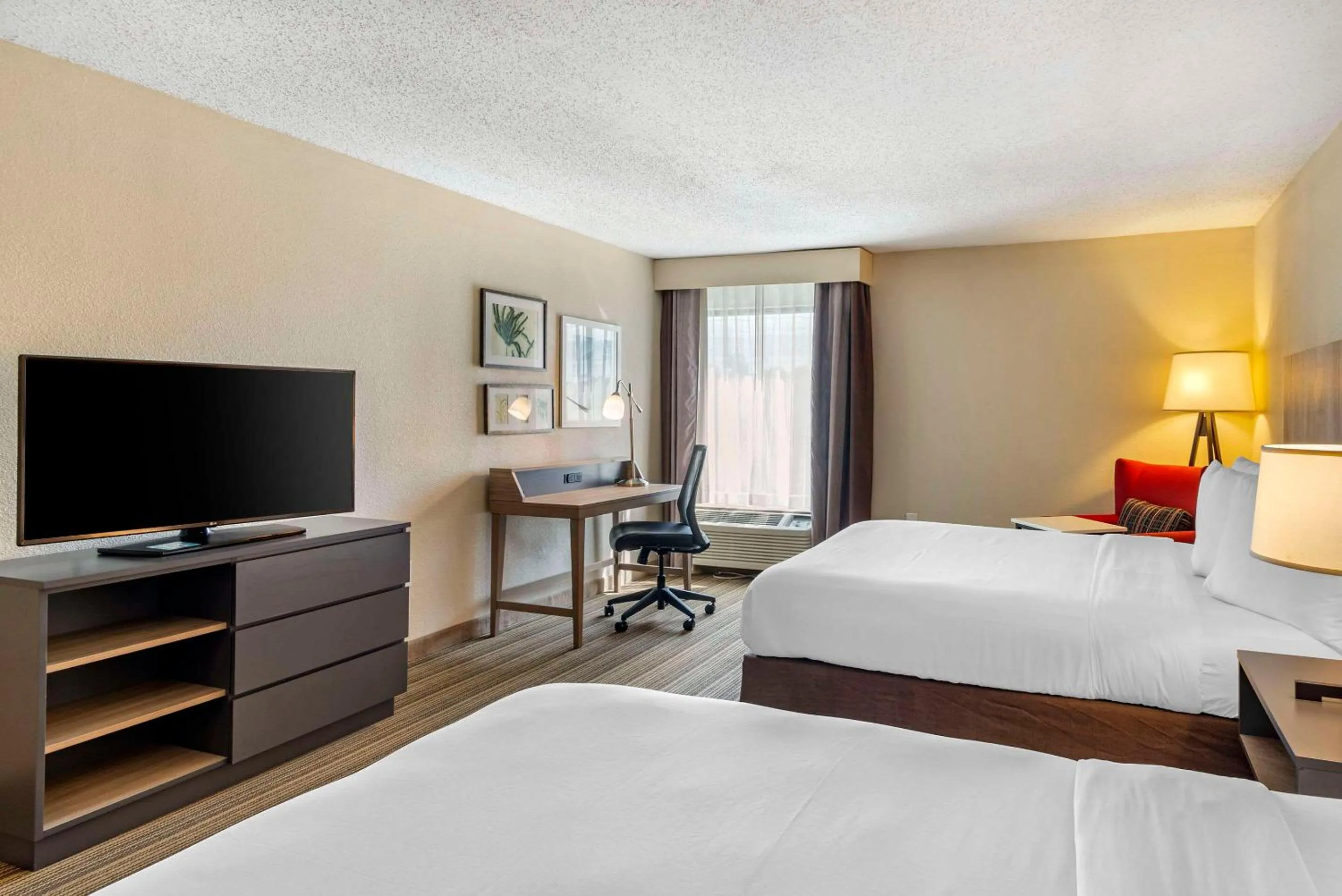 Bedroom, Bed in Country Inn & Suites by Radisson, Atlanta Galleria-Ballpark, GA