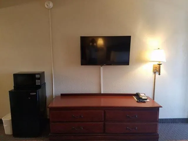 TV and multimedia in Attleboro Motor Inn