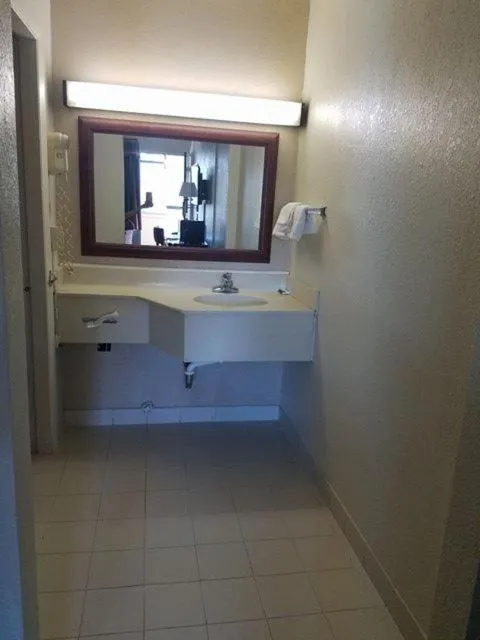 Bathroom in Attleboro Motor Inn