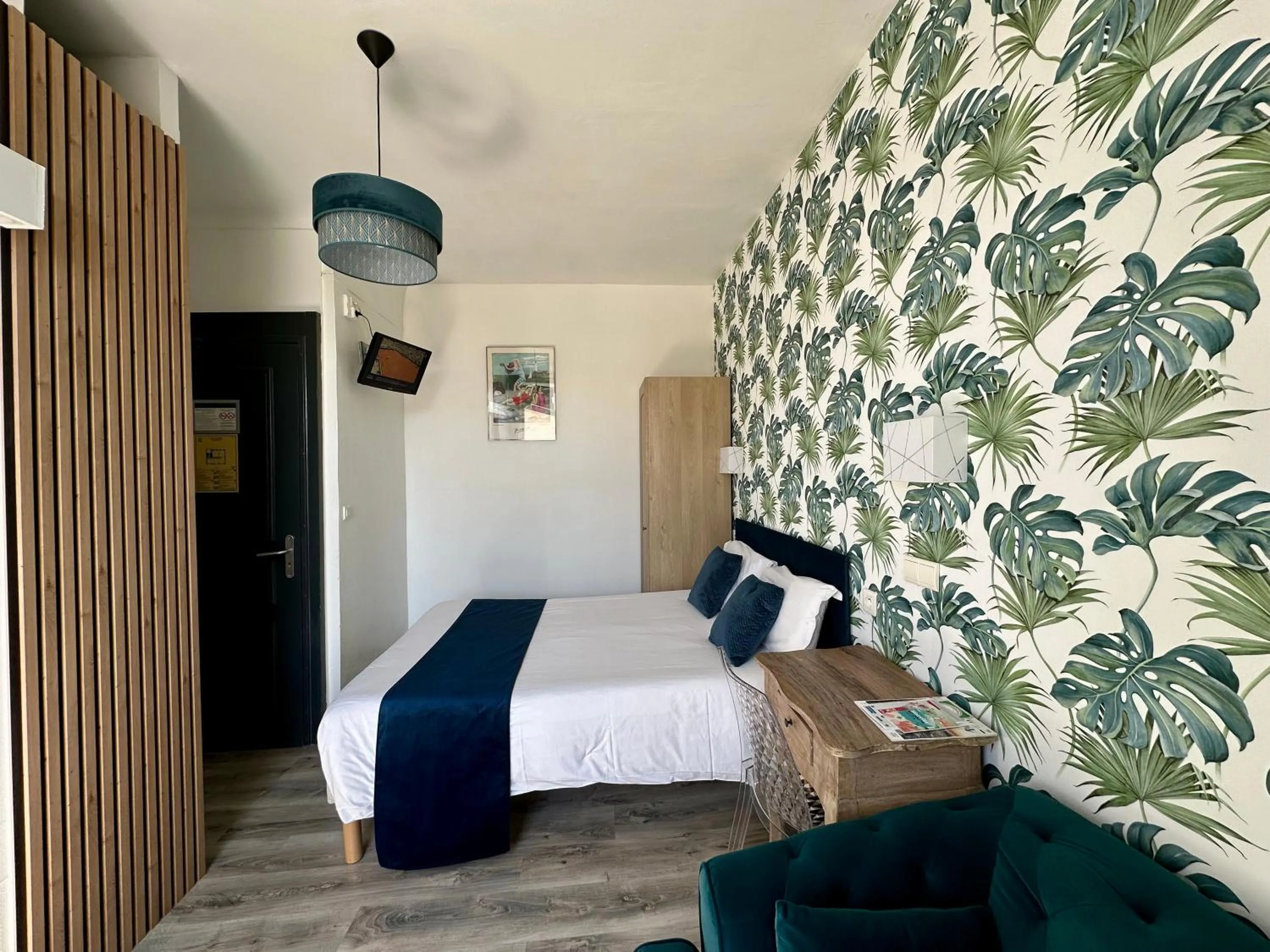 Property building, Bed in Hôtel Parc Mazon-Biarritz