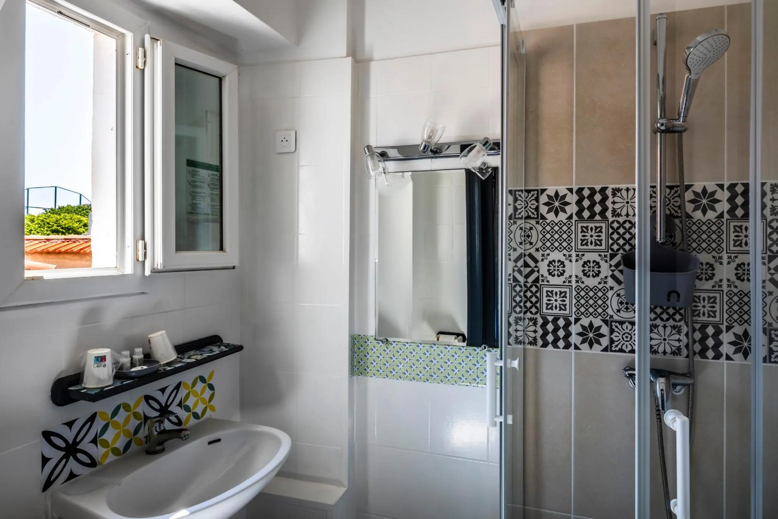 Shower in Hôtel Parc Mazon-Biarritz