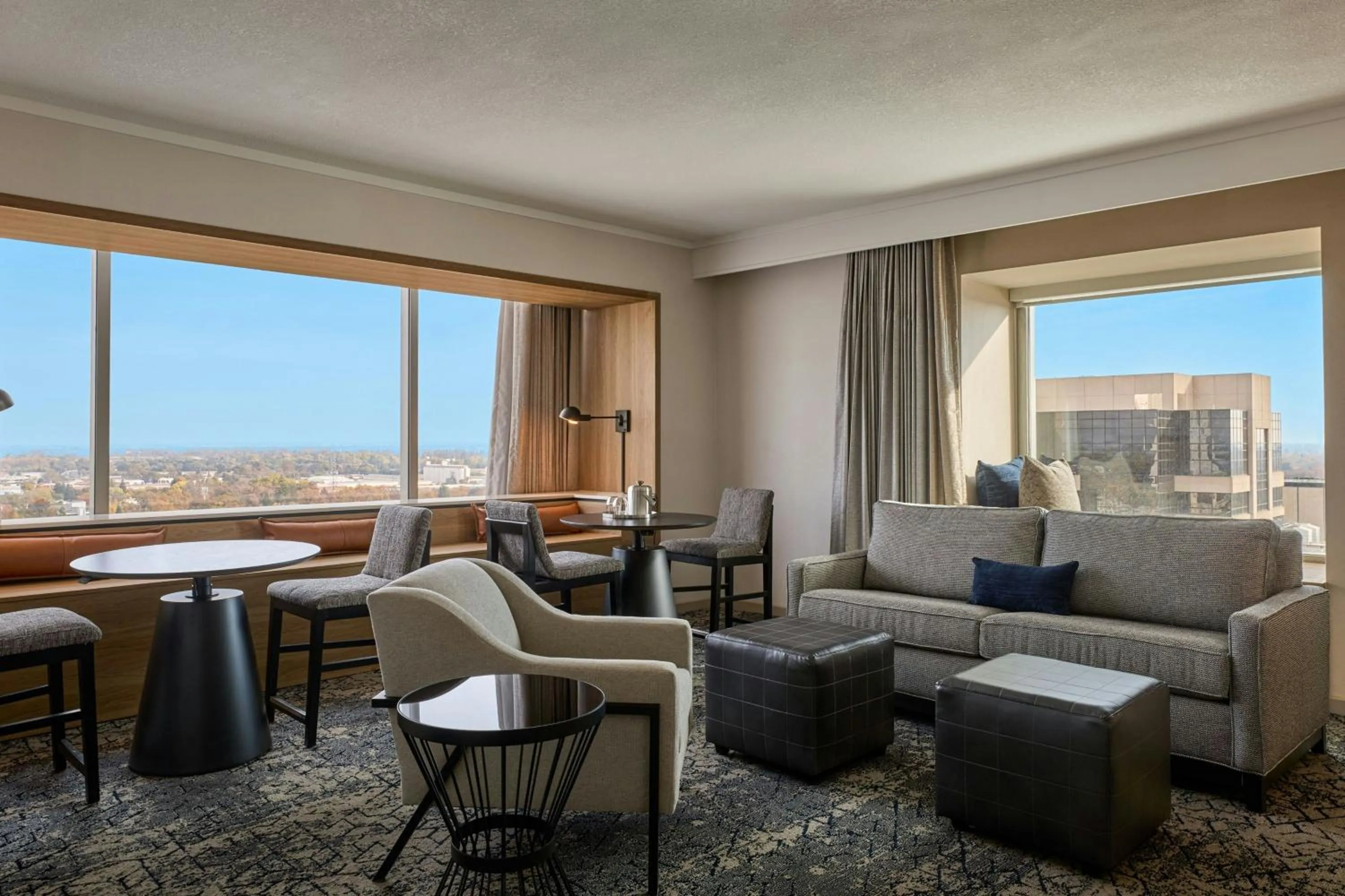 Lounge or bar in Sheraton Grand Sacramento