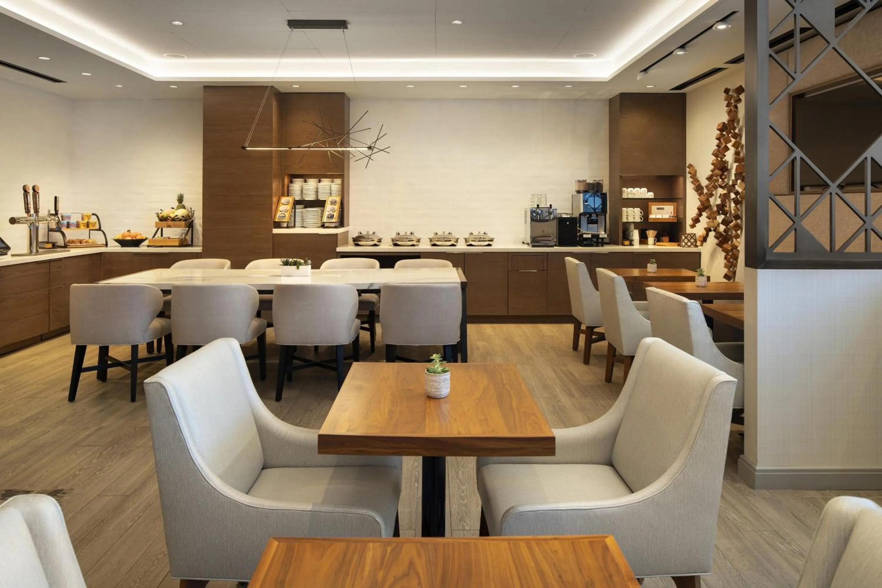 Lounge or bar in Sheraton Grand Sacramento