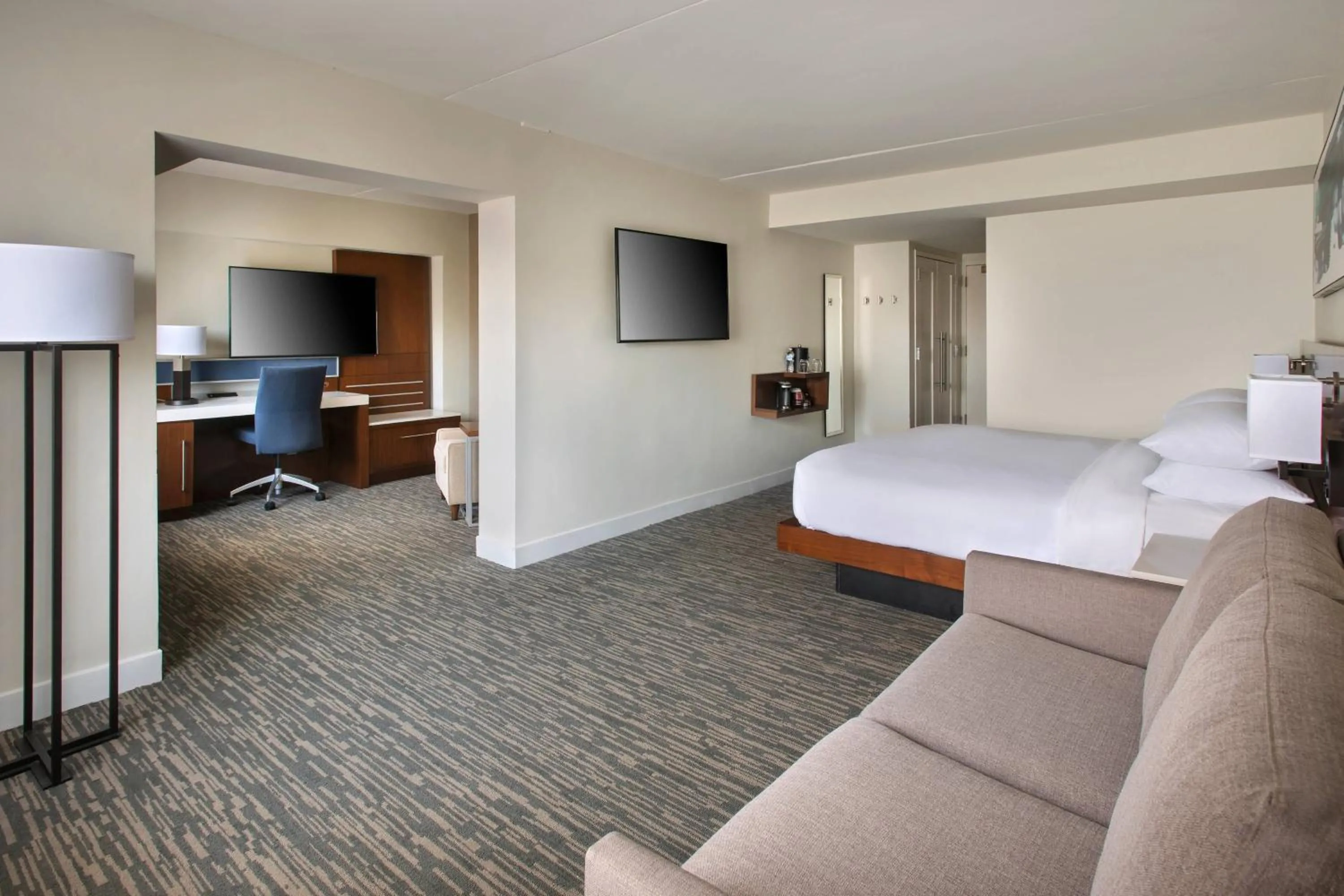 Photo of the whole room, Bed in Delta Hotels by Marriott Basking Ridge