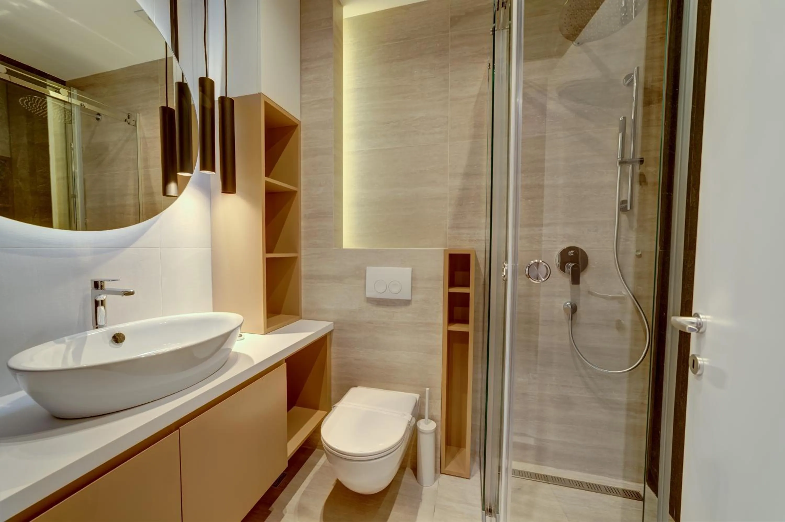 Shower in Black Pearl Luxury Suites