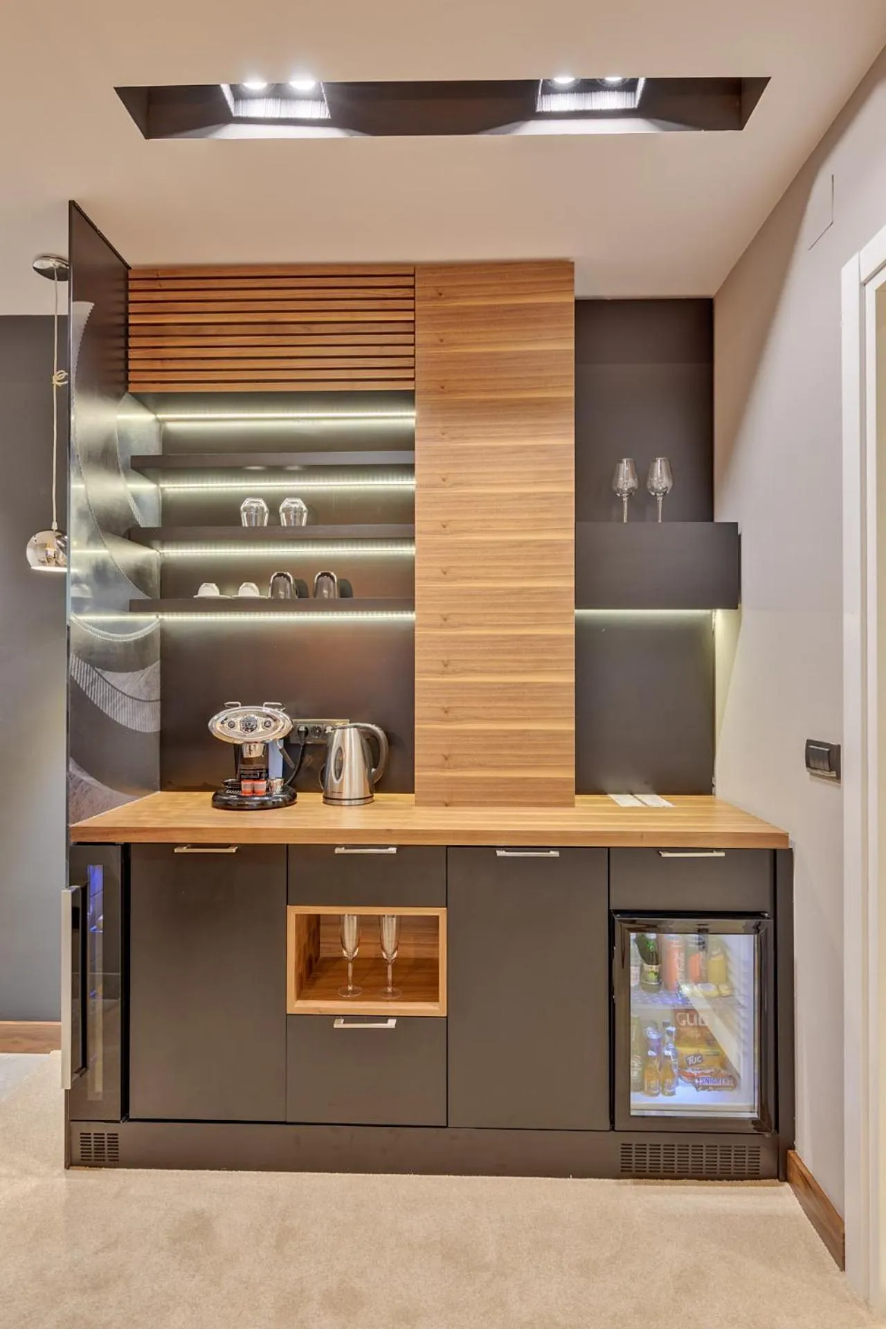 Coffee/tea facilities in Black Pearl Luxury Suites