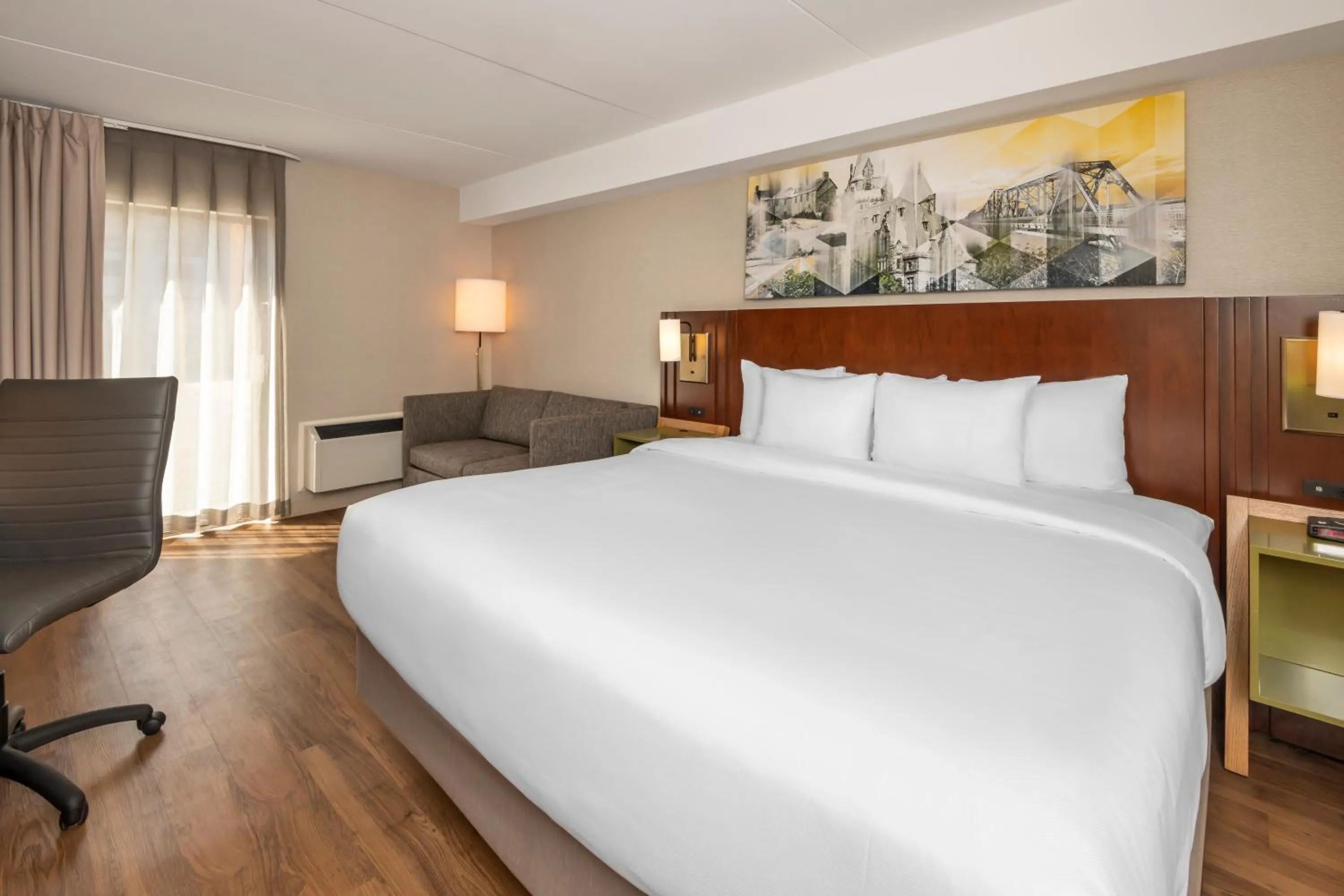 Bed in Comfort Inn West