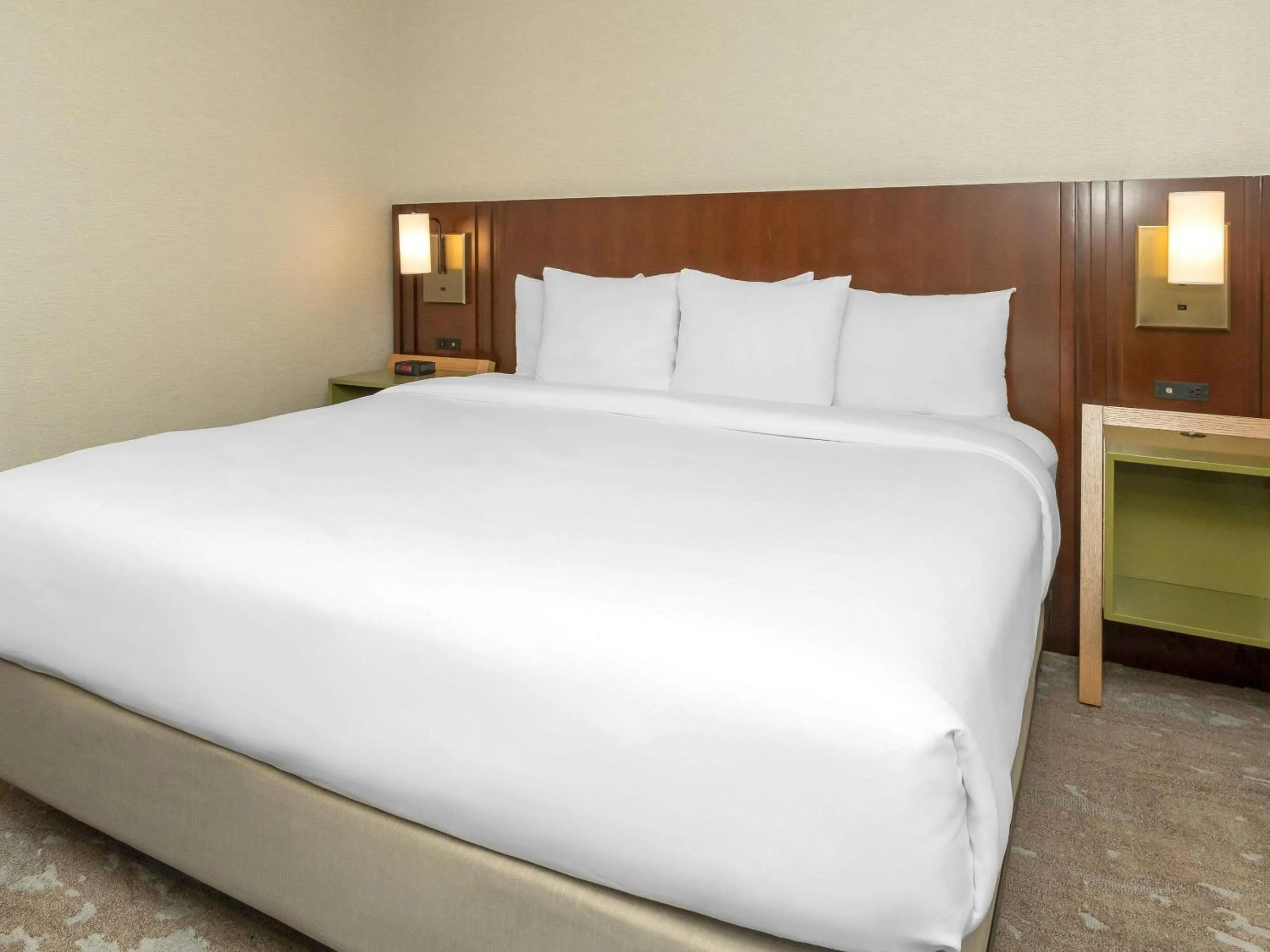 Bedroom, Bed in Comfort Inn West