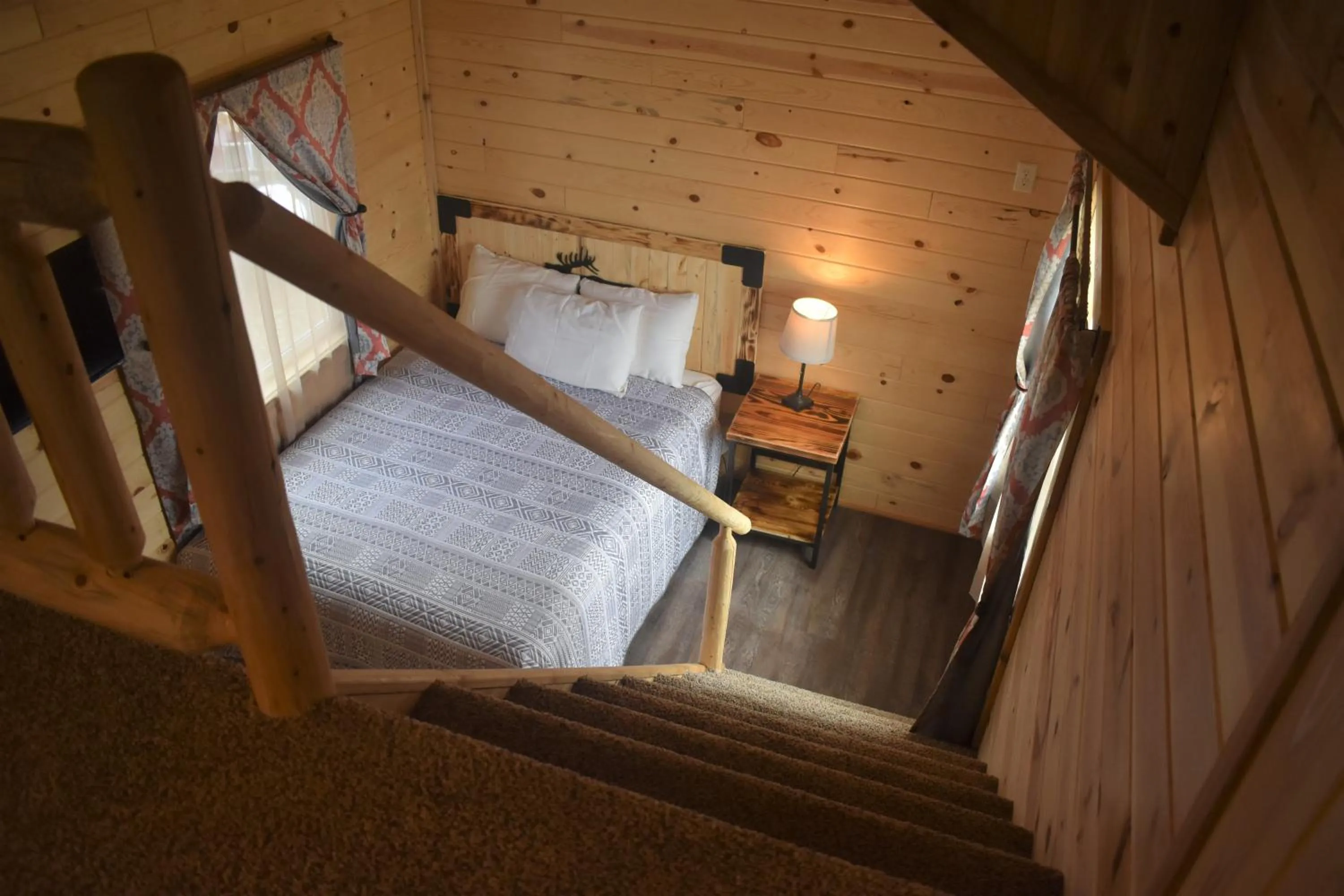 Photo of the whole room, Bed in Drift Lodge