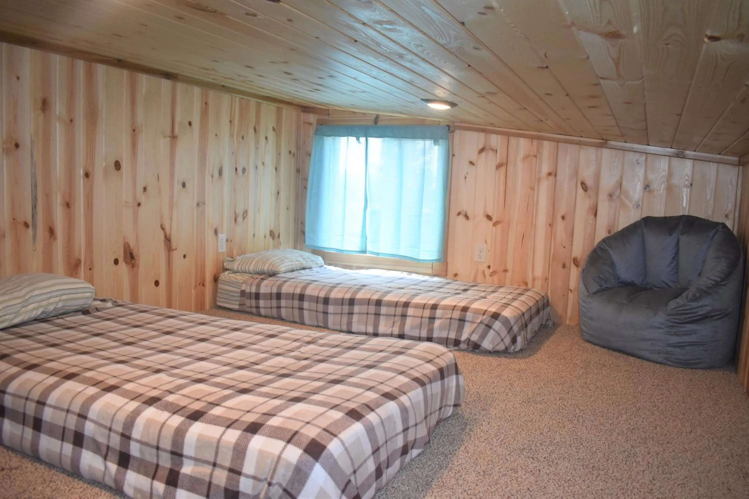 Photo of the whole room, Bed in Drift Lodge
