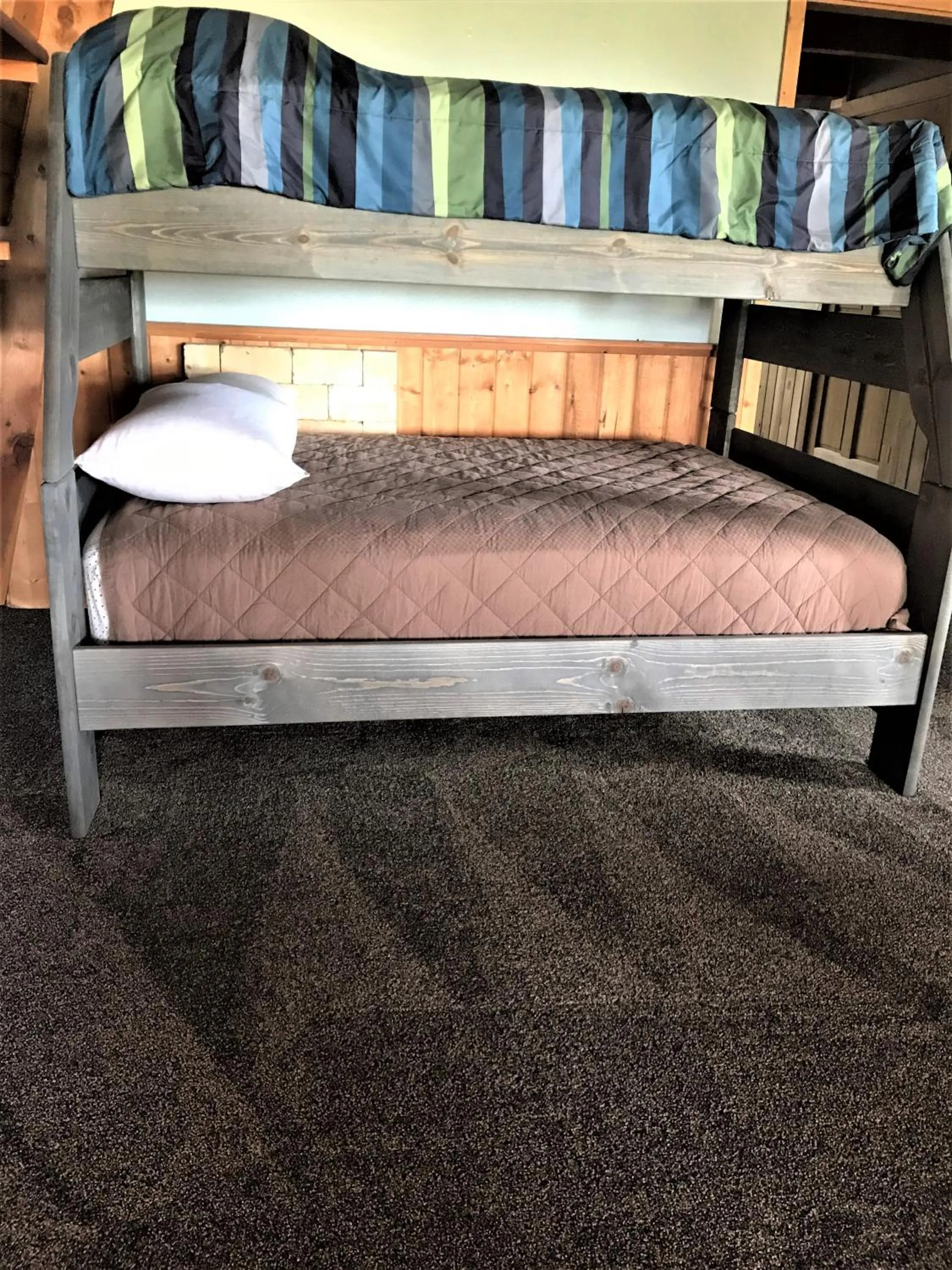 bunk bed, Bed in Drift Lodge