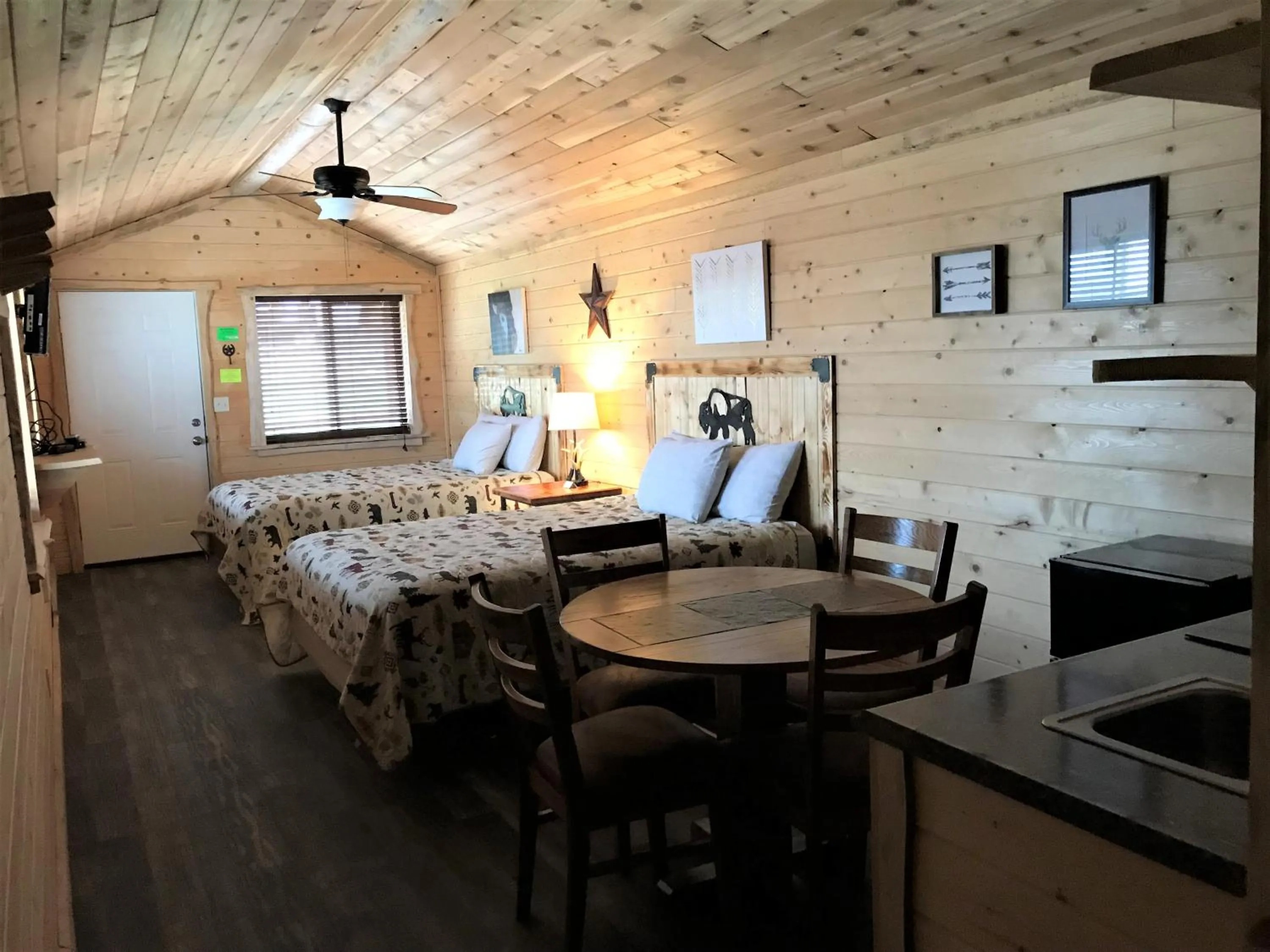 Photo of the whole room, Bed in Drift Lodge