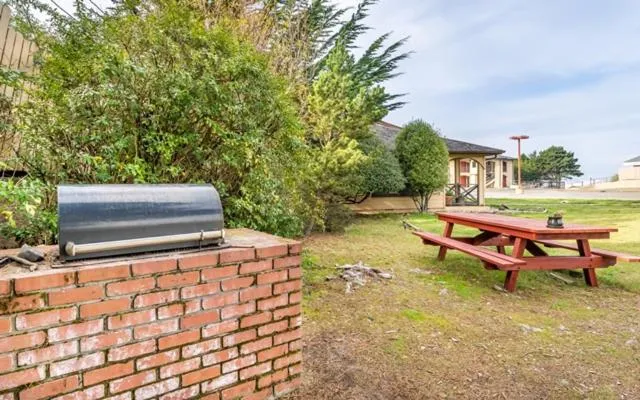 BBQ facilities in Gold Beach Inn