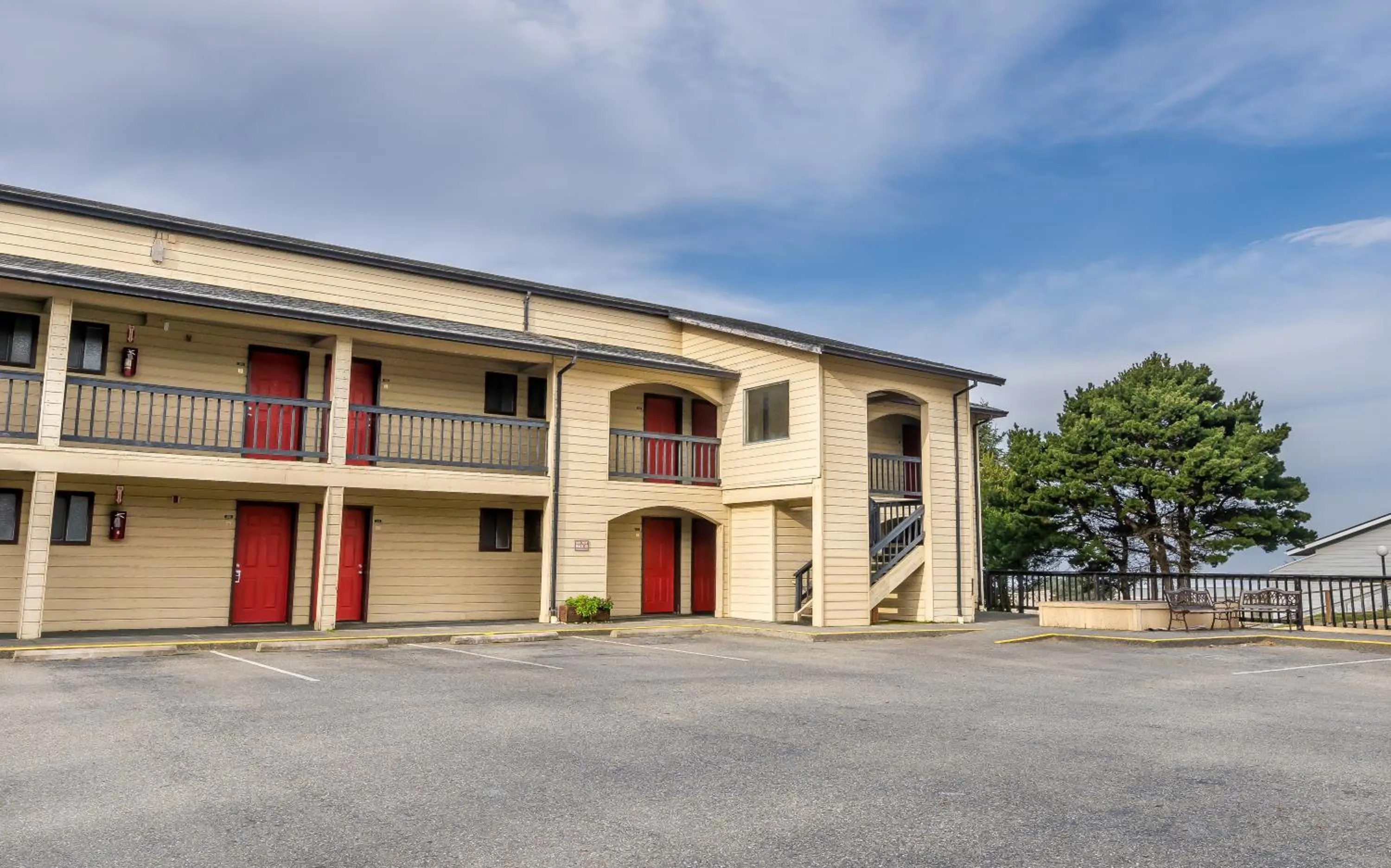 Property building in Gold Beach Inn