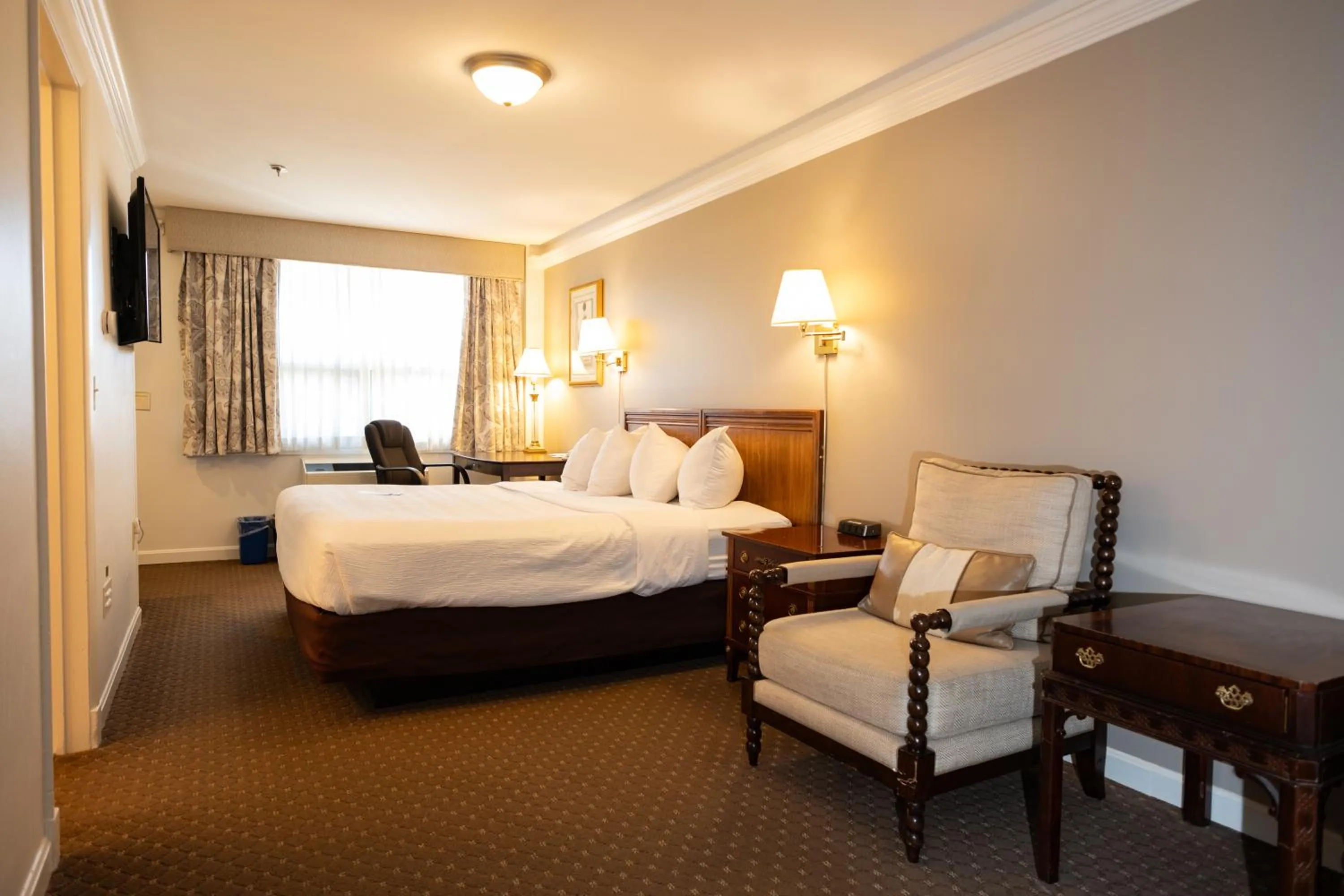 Photo of the whole room, Bed in Senator Inn & Spa