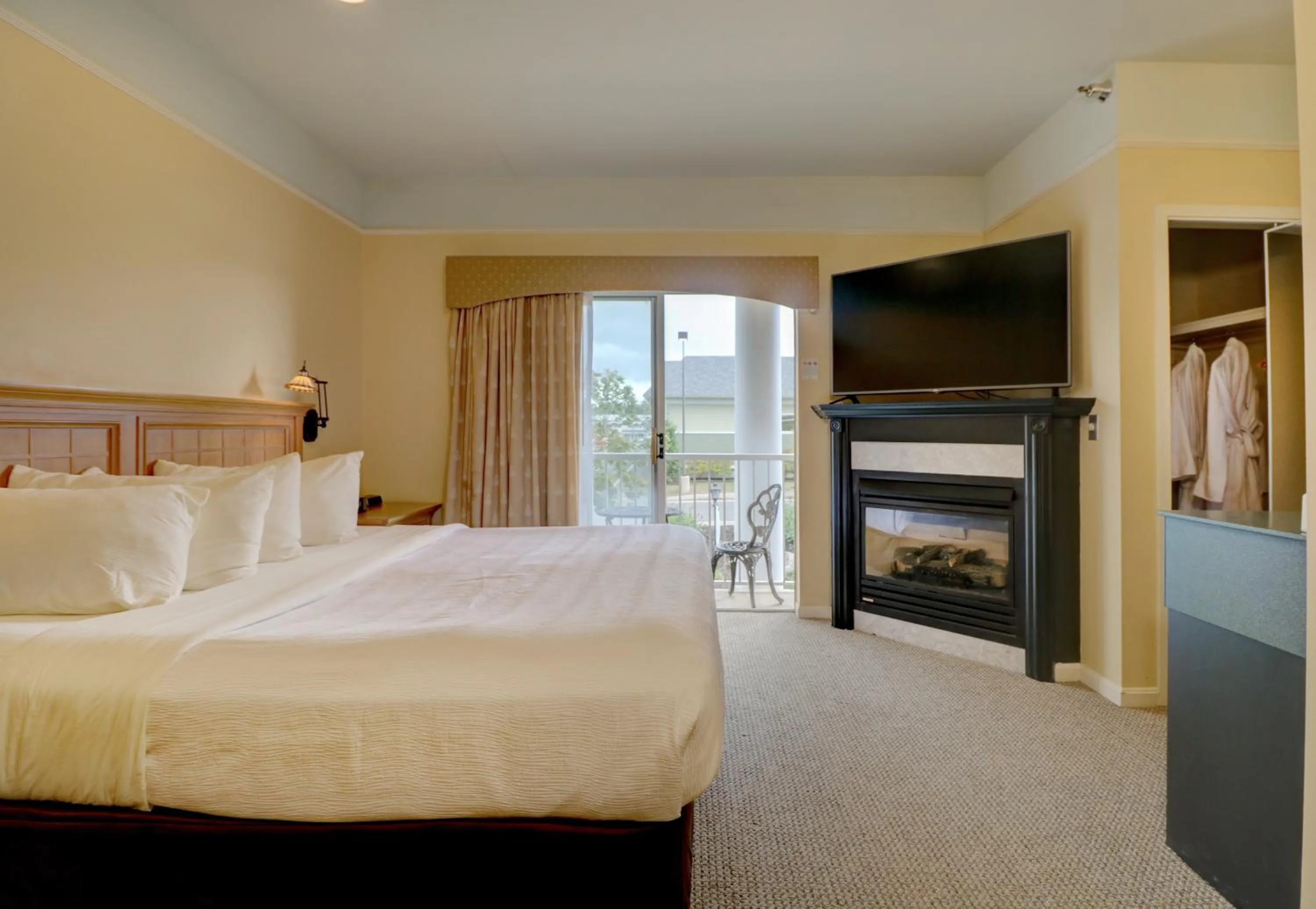 Bedroom, Bed in Senator Inn & Spa