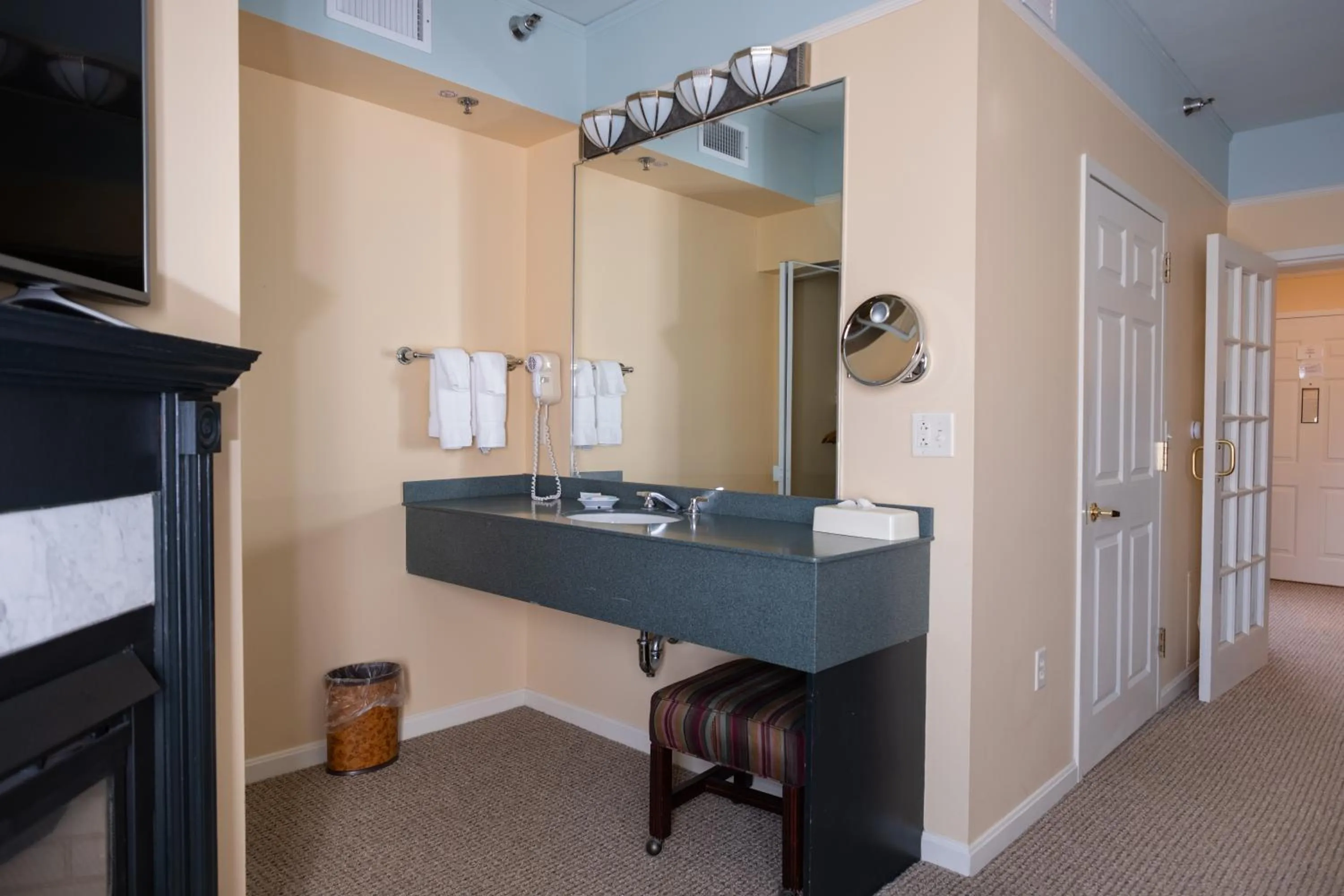 Kitchen or kitchenette in Senator Inn & Spa