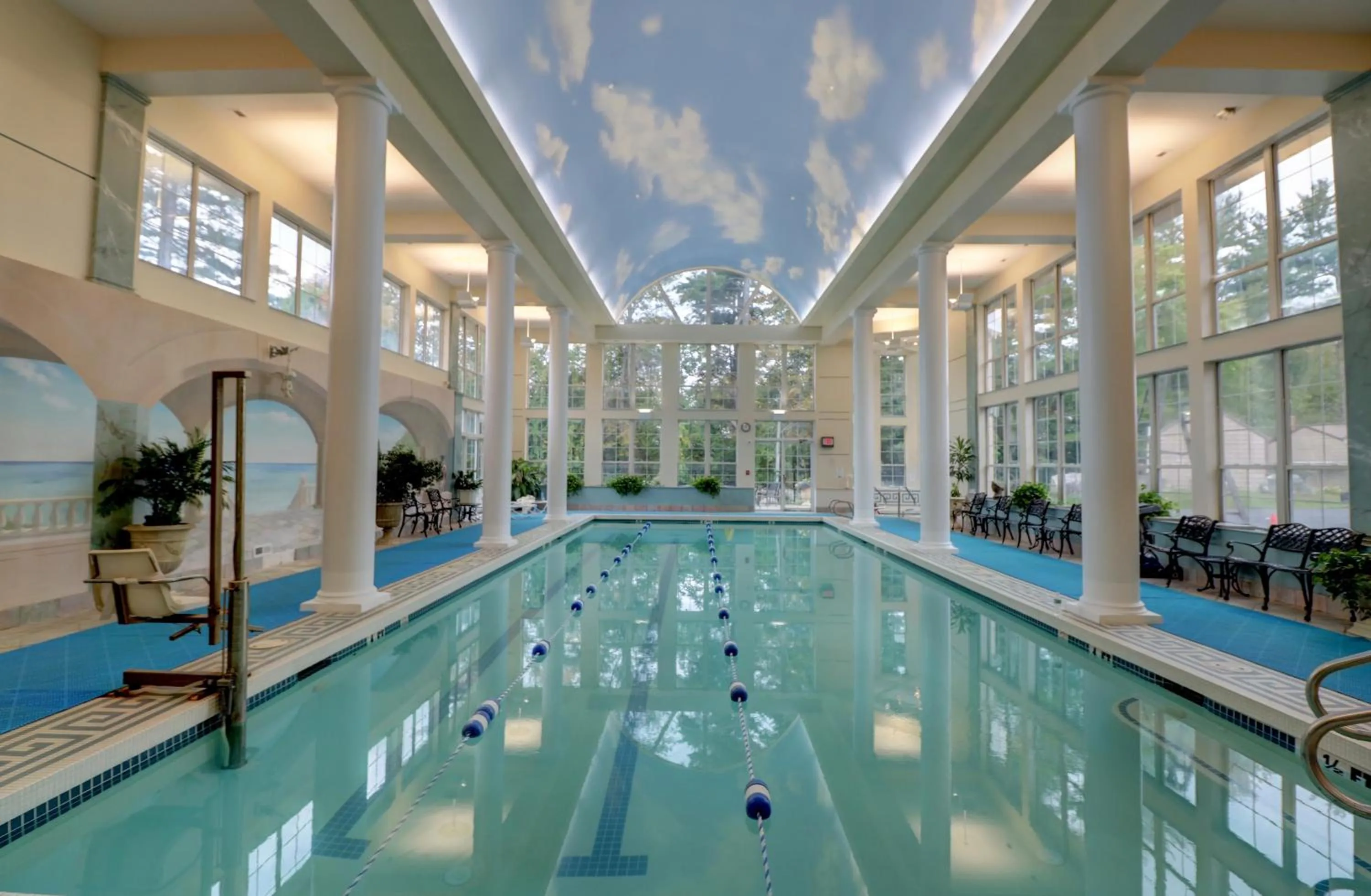 Swimming pool in Senator Inn & Spa