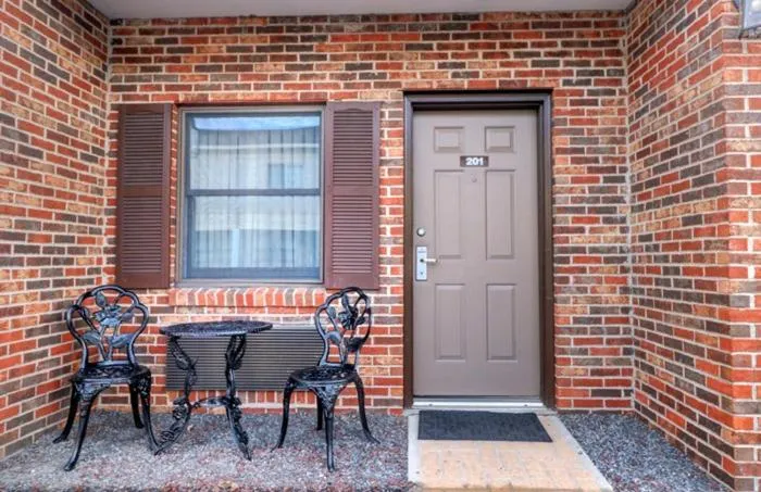 Premium 1 King in Senator Inn & Spa