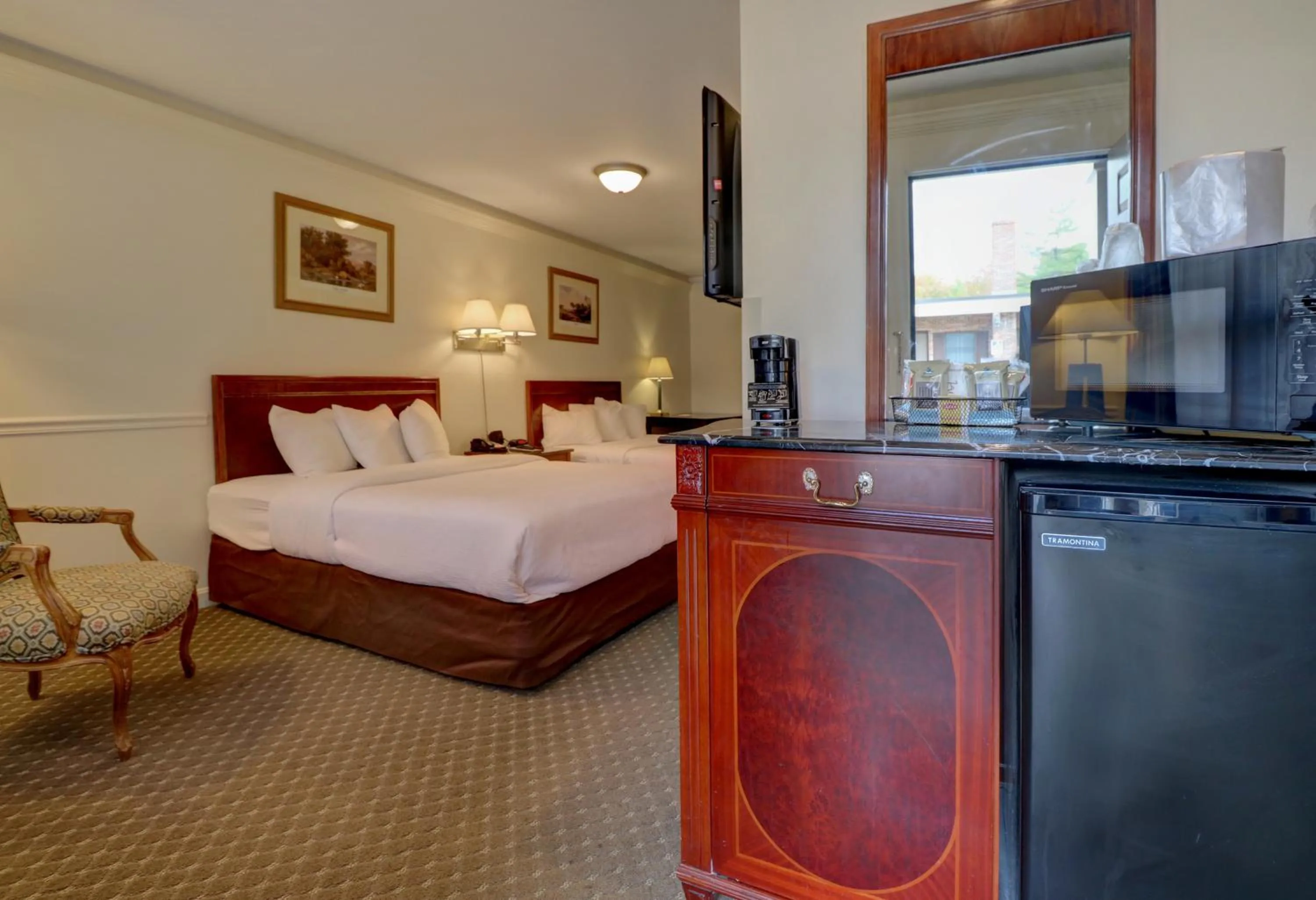 Kitchen or kitchenette, Bed in Senator Inn & Spa