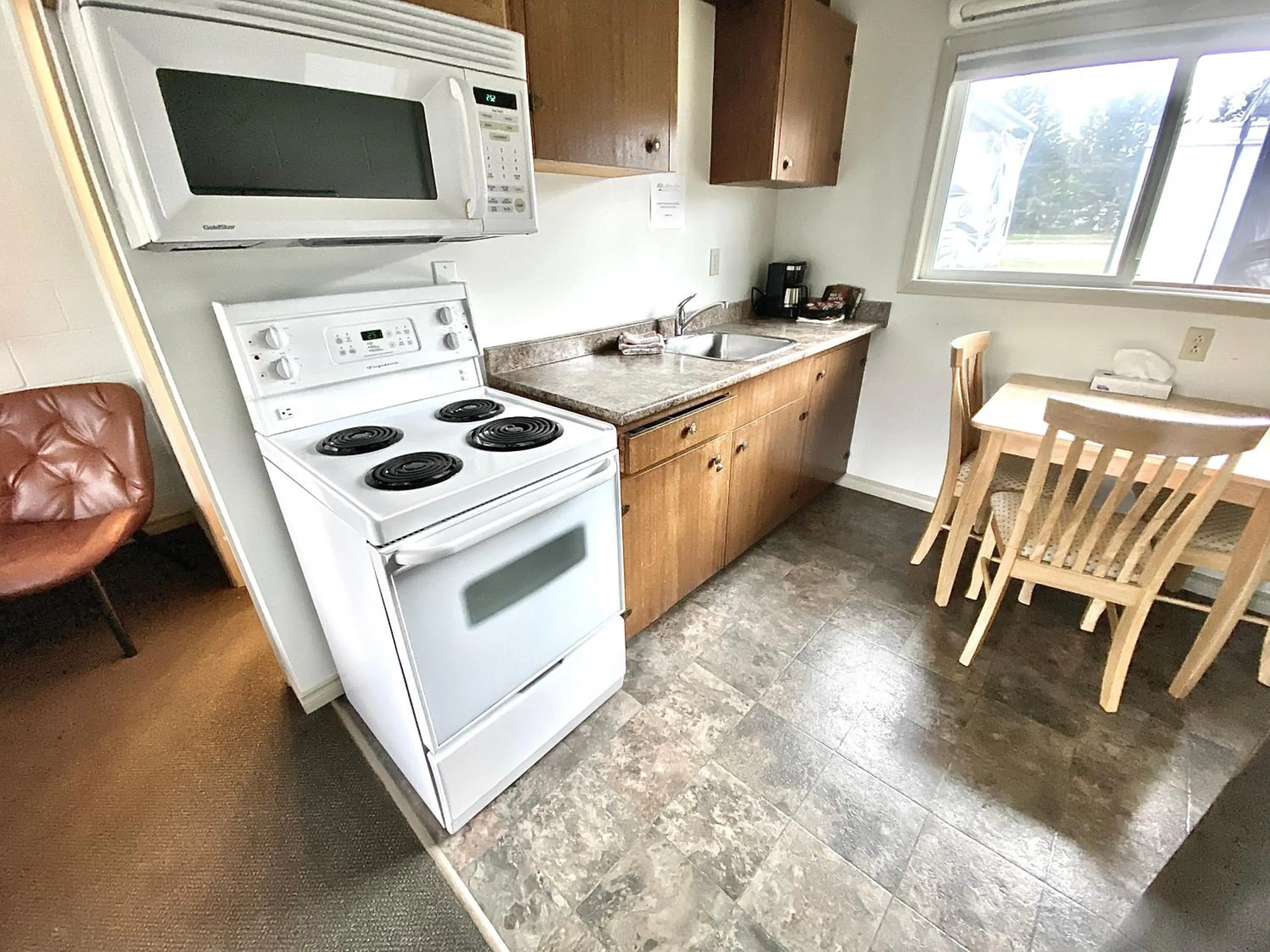 kitchen in Arbutus Grove Motel