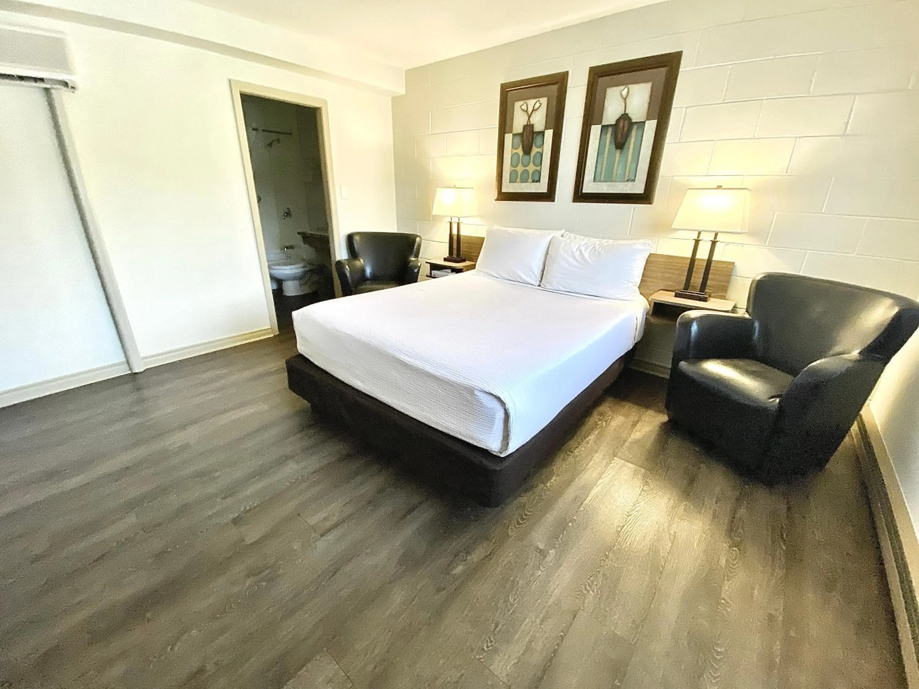 Bedroom, Bed in Arbutus Grove Motel