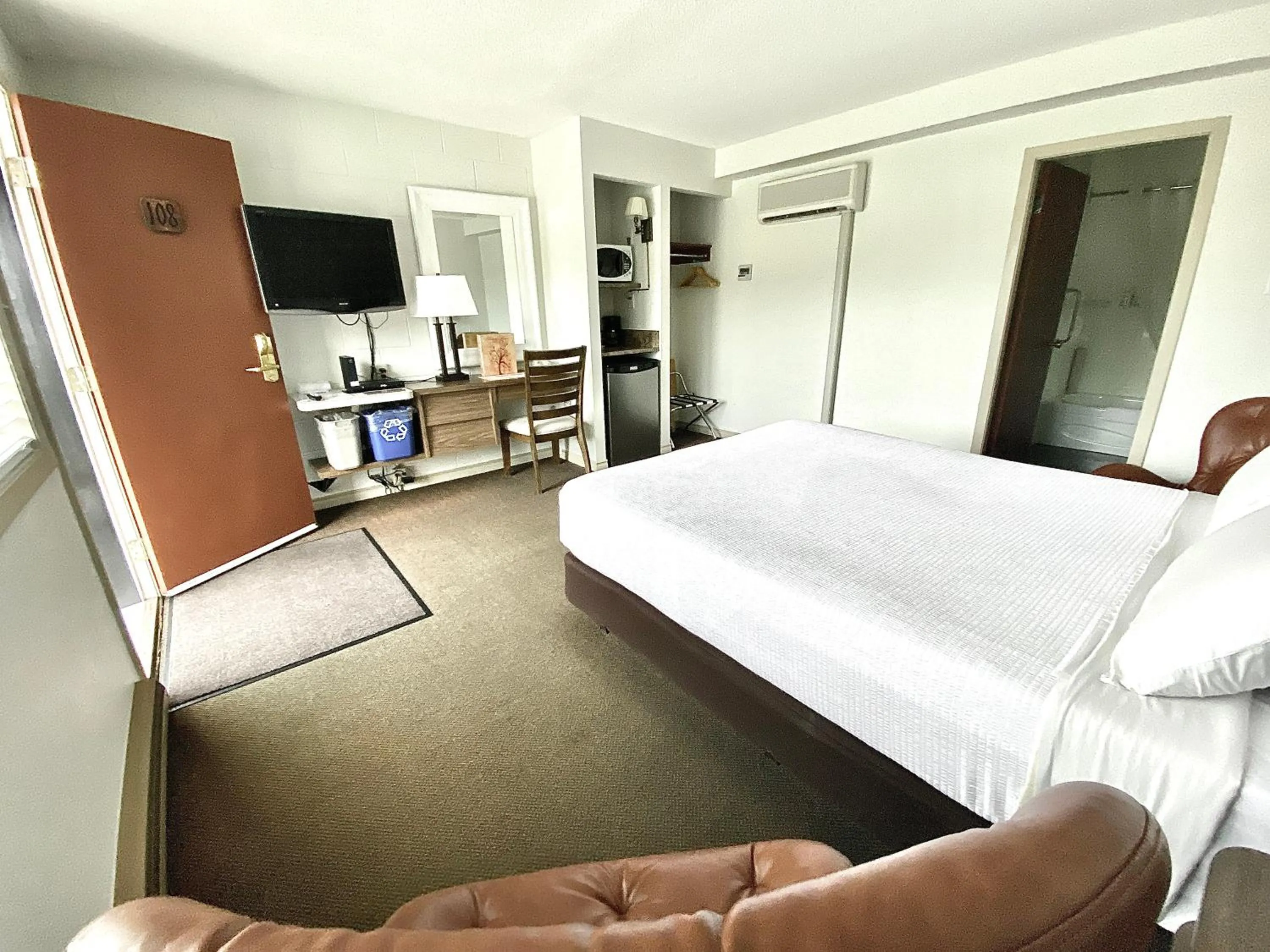 Bedroom, Bed in Arbutus Grove Motel